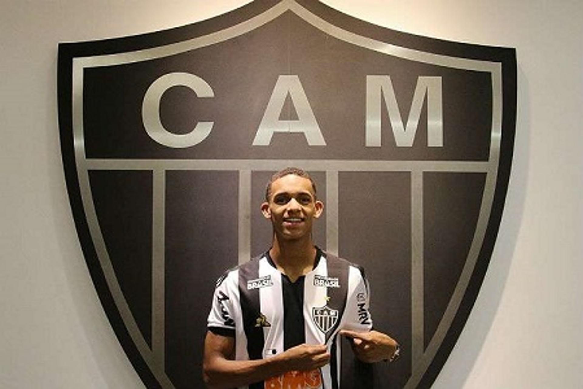 Dylan Borrero teve de esperar seu aniversário de 18 anos para ser anunciado oficialmente pelo Galo