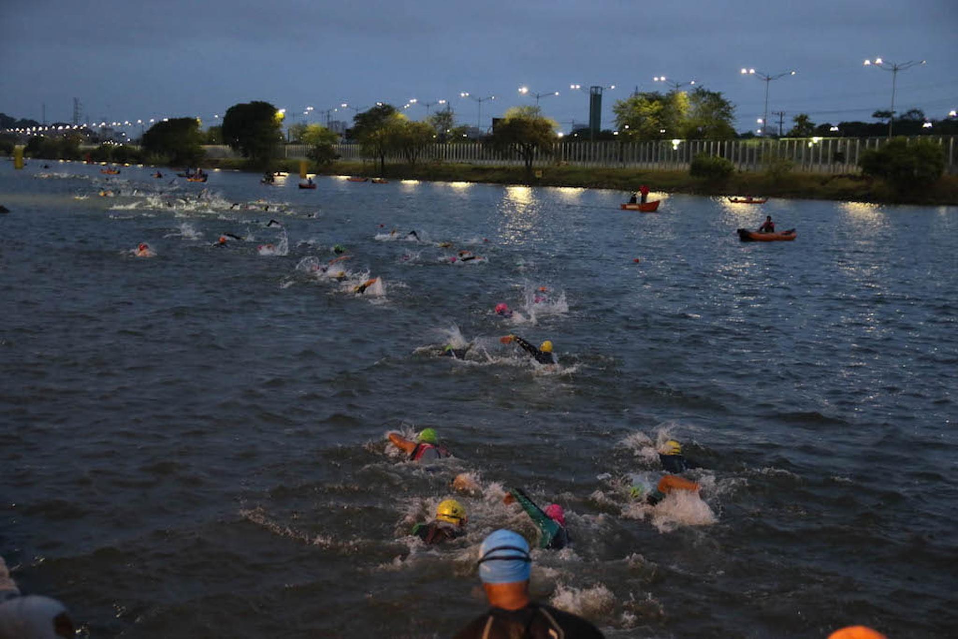 Triatletas no percurso de 1,9km da natação na raia de remo da USP durante o Ironman 70.3 São Paulo. (Fábio Falconi/Unlimited Sports)