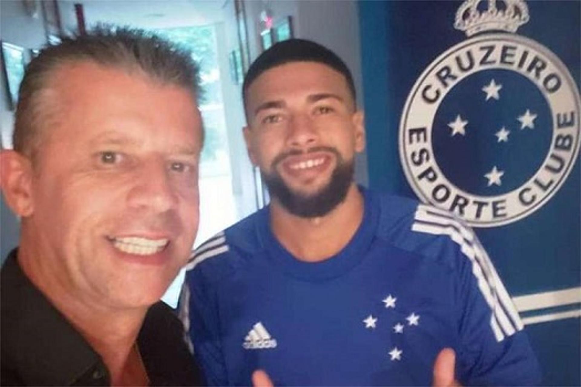 Machado já posou com a camisa do Cruzeiro após o acerto do Grêmio com a Raposa para liberar o jogador