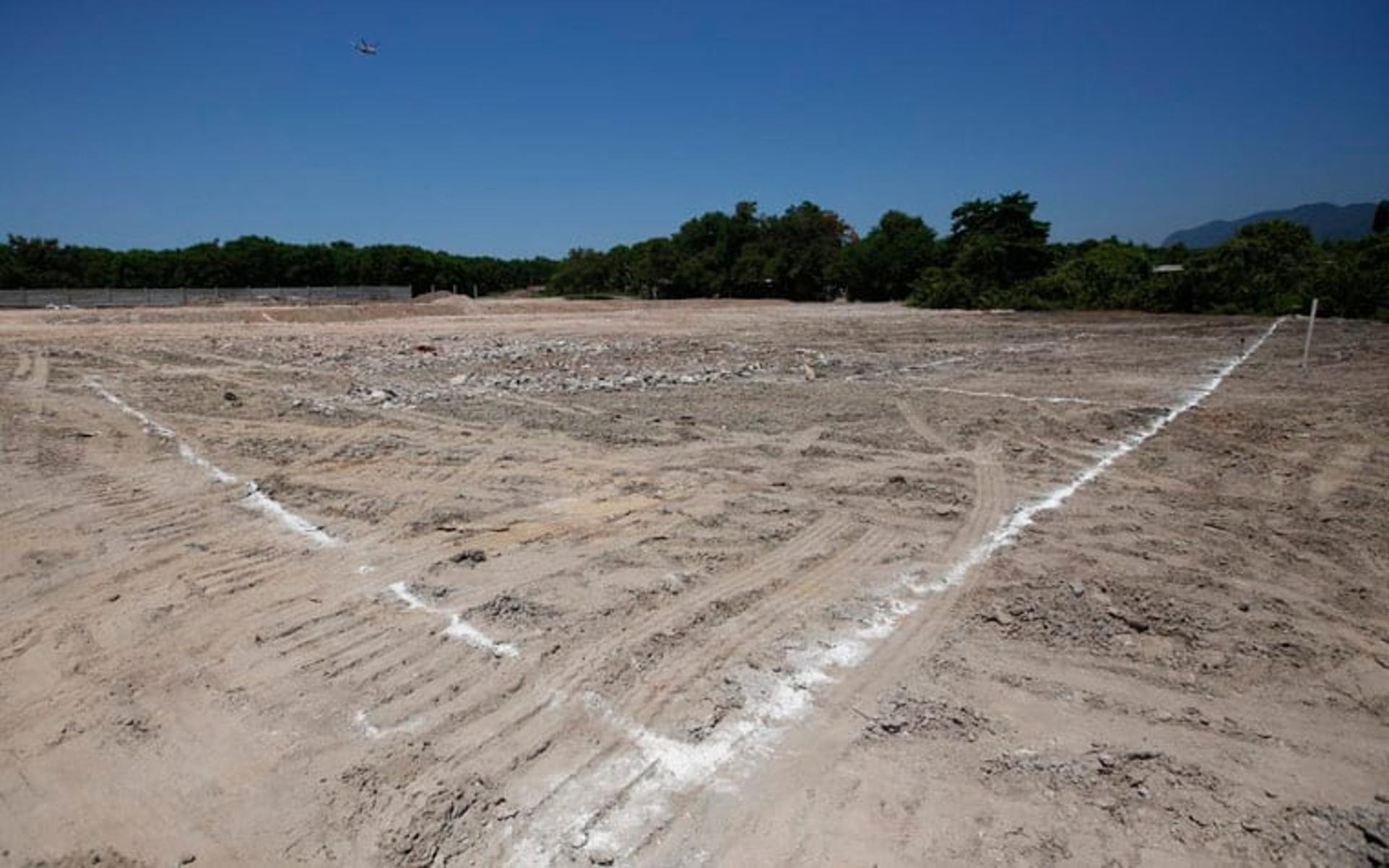 Veja imagens do campo no CT do Vasco