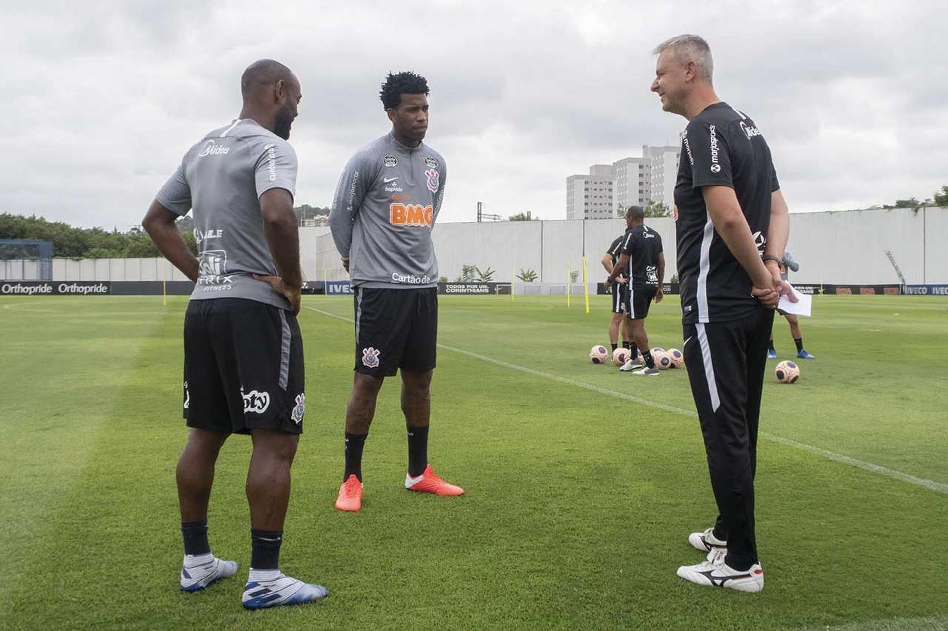 Técnico Tiago Nunes conversou bastante com os jogadores ao longo de toda a atividade