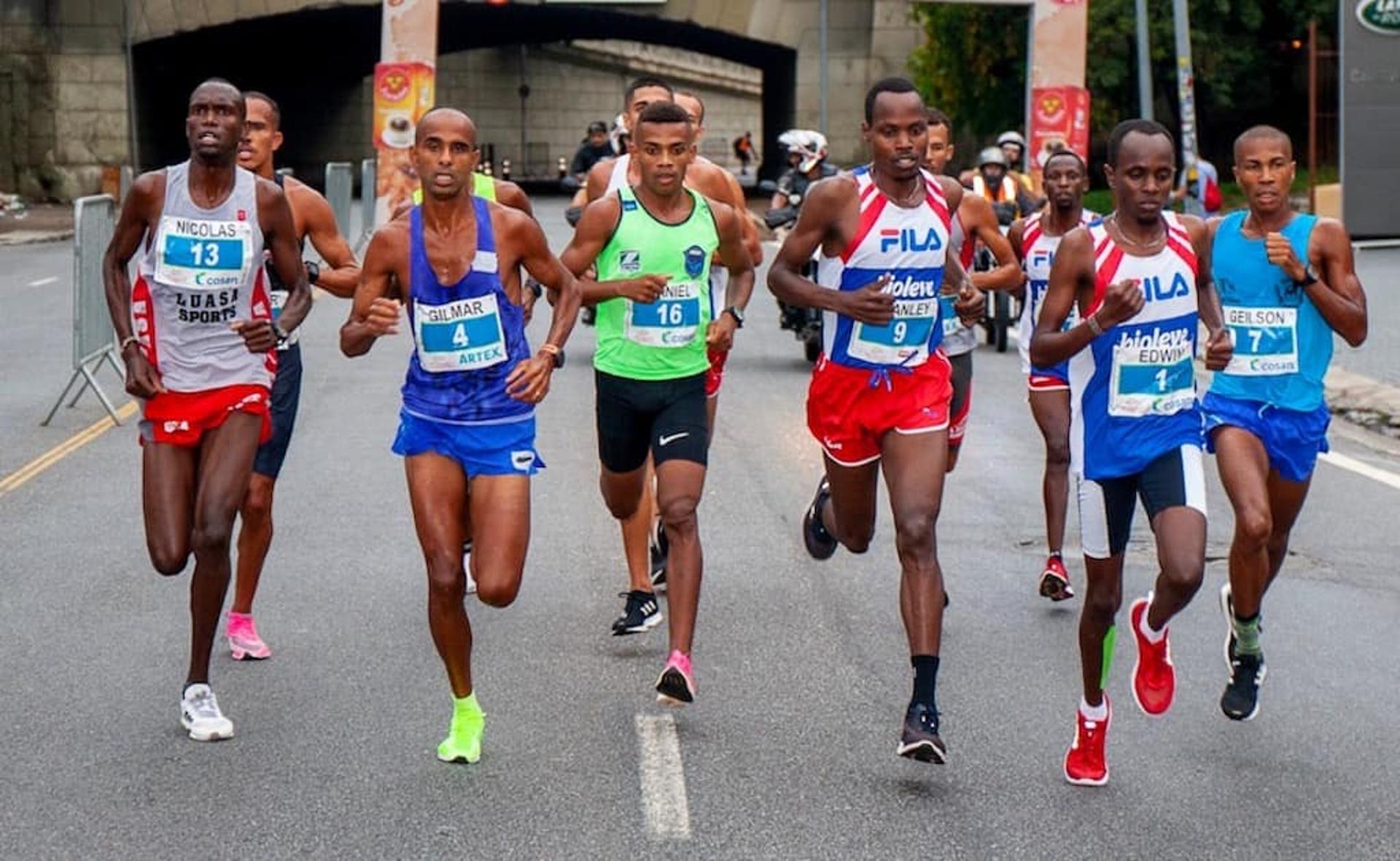 O campeão Daniel Ferreira da Nascimento (número 16) no pelotão de elite da Meia Maratona Internacional de São Paulo. (Divulgação)