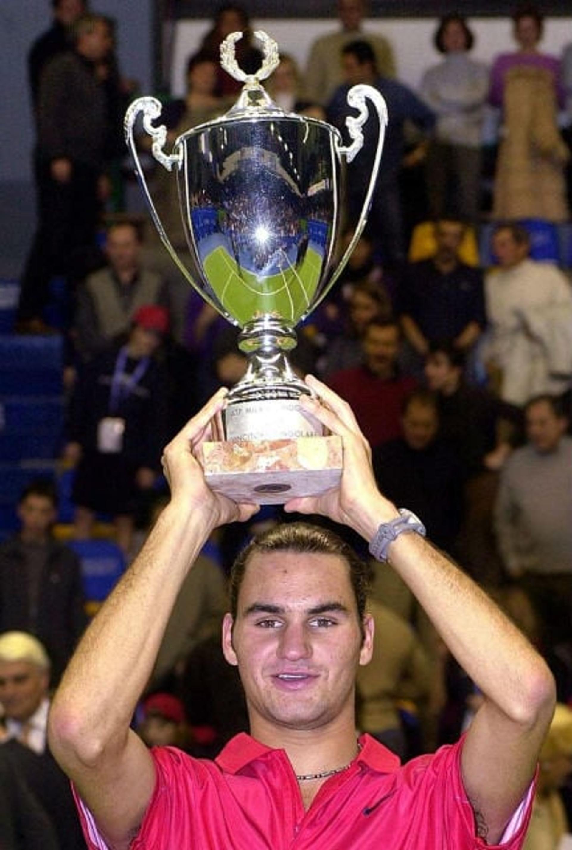 Roger Federer ergue seu primeiro troféu ATP da carreira