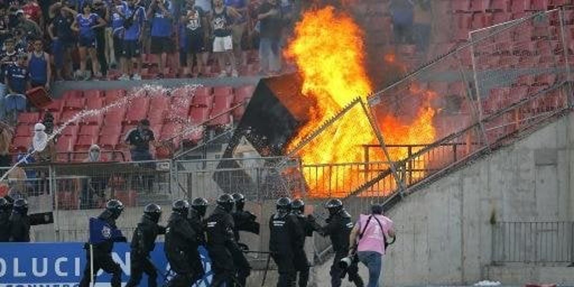 Universidad do Chile x Internacional - Incêndio na arquibancada