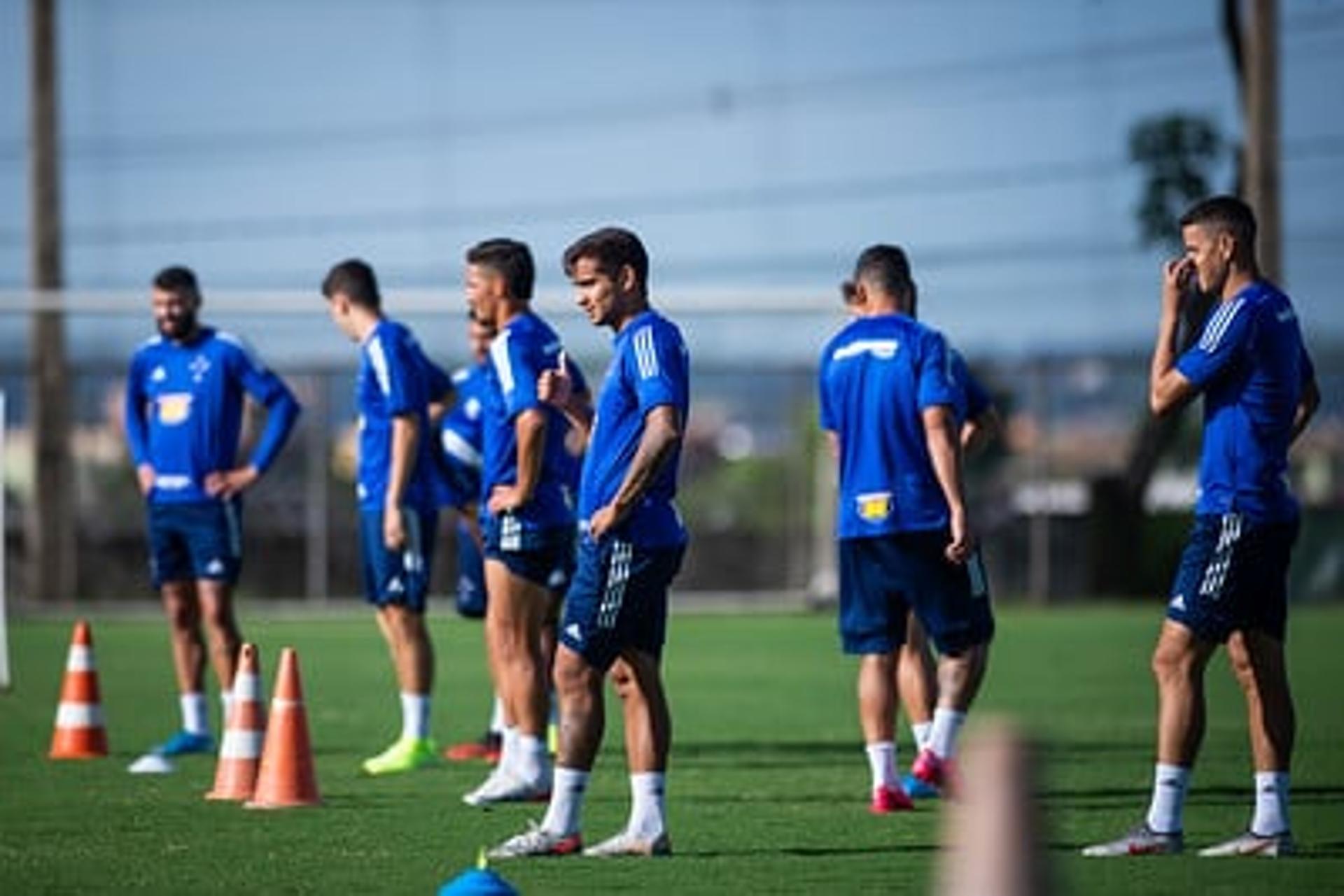 O elenco profissional tem algumas pendências, mas os demais membros do clube estão com a folha em dia