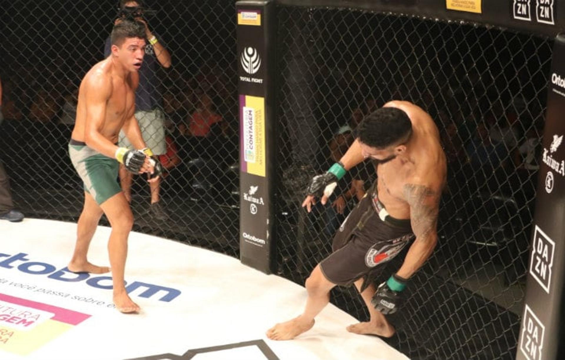 Carlos Kaique aplicou um nocaute espetacular no Jungle Fight 101 (Foto: Leonardo Fabri)