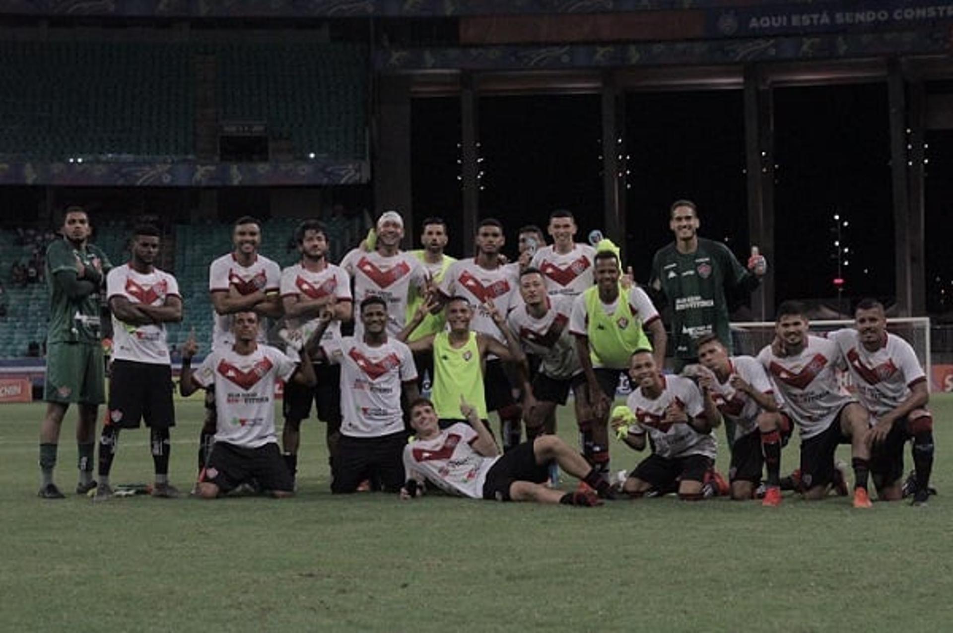 Jogadores do Vitória comemoram após derrotarem o Bahia pelo Nordestão