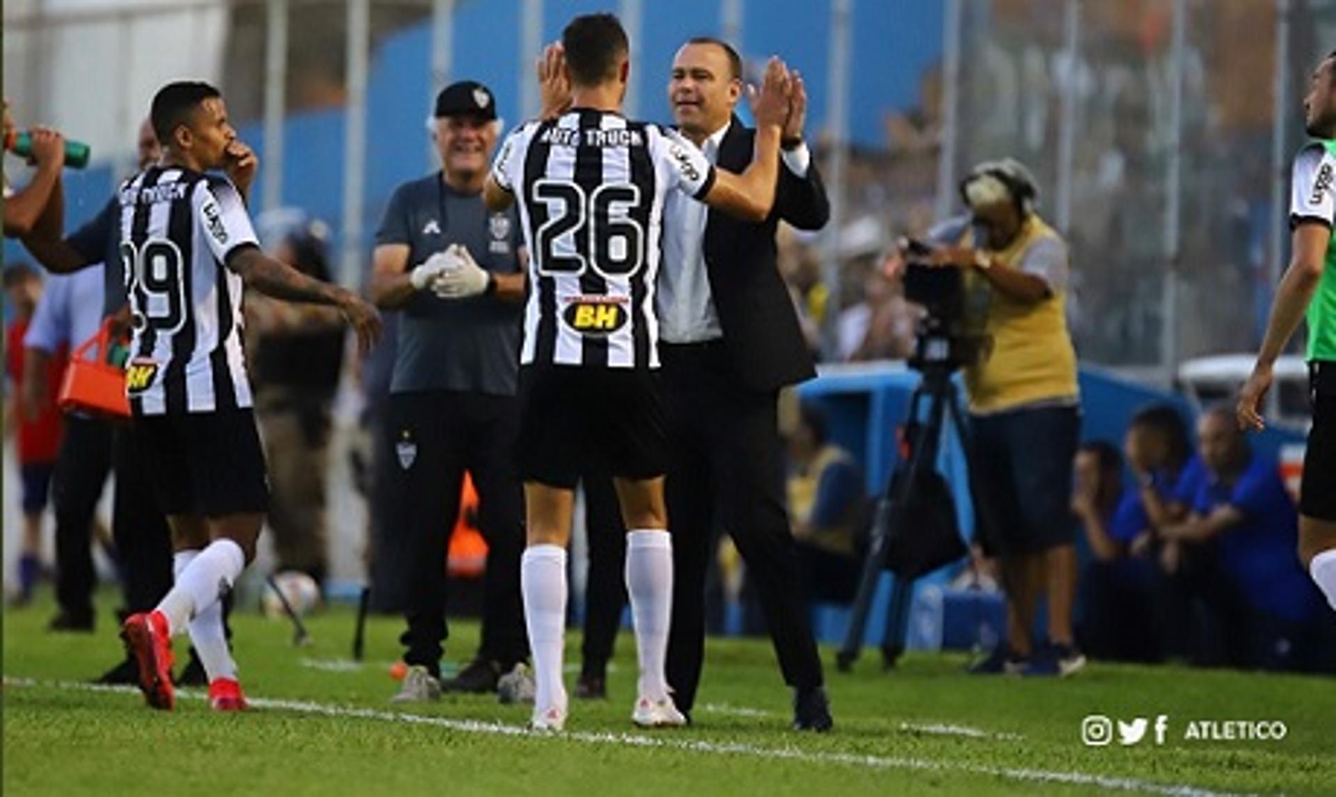 Dudamel comemora com Di Santo o gol alvinegro, que deu a liderança do Estadual