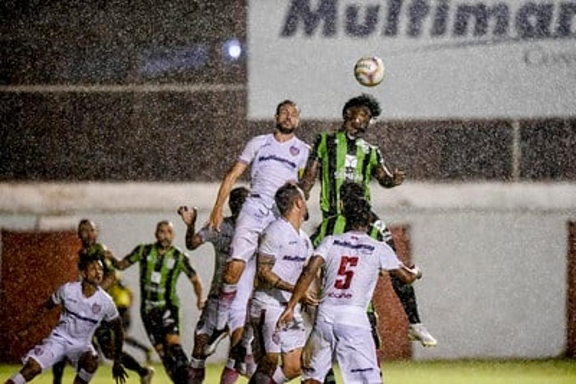 O duelo entre Leão e Coelho foi de muitta vontade em campo, mas um jogo ruim de se ver na parte técnica