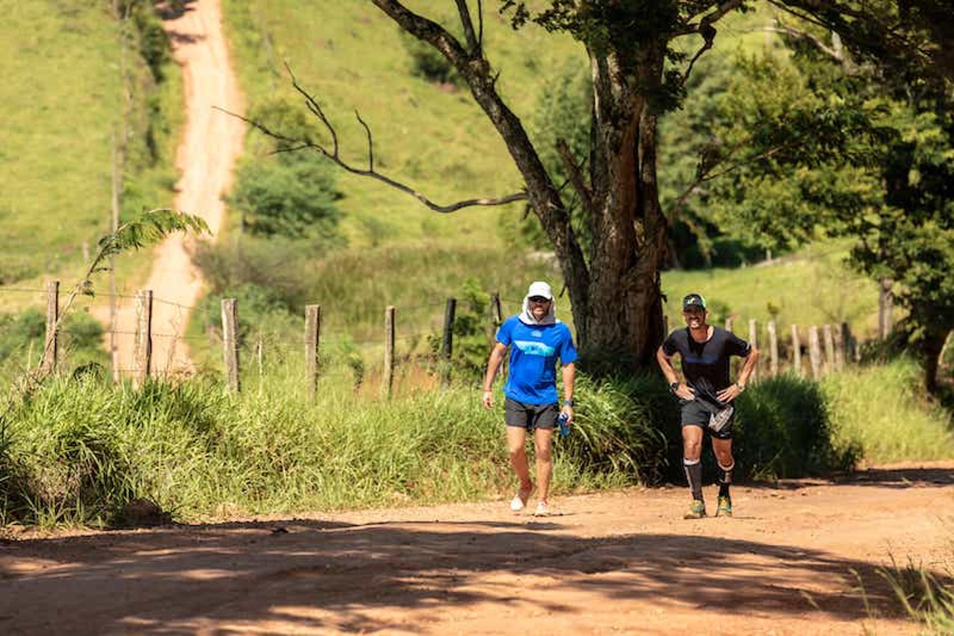 Alexandre Castello Branco (à direita) e Milton Cezimbra durante a Ultra BR 135. Foto de Beto Noval