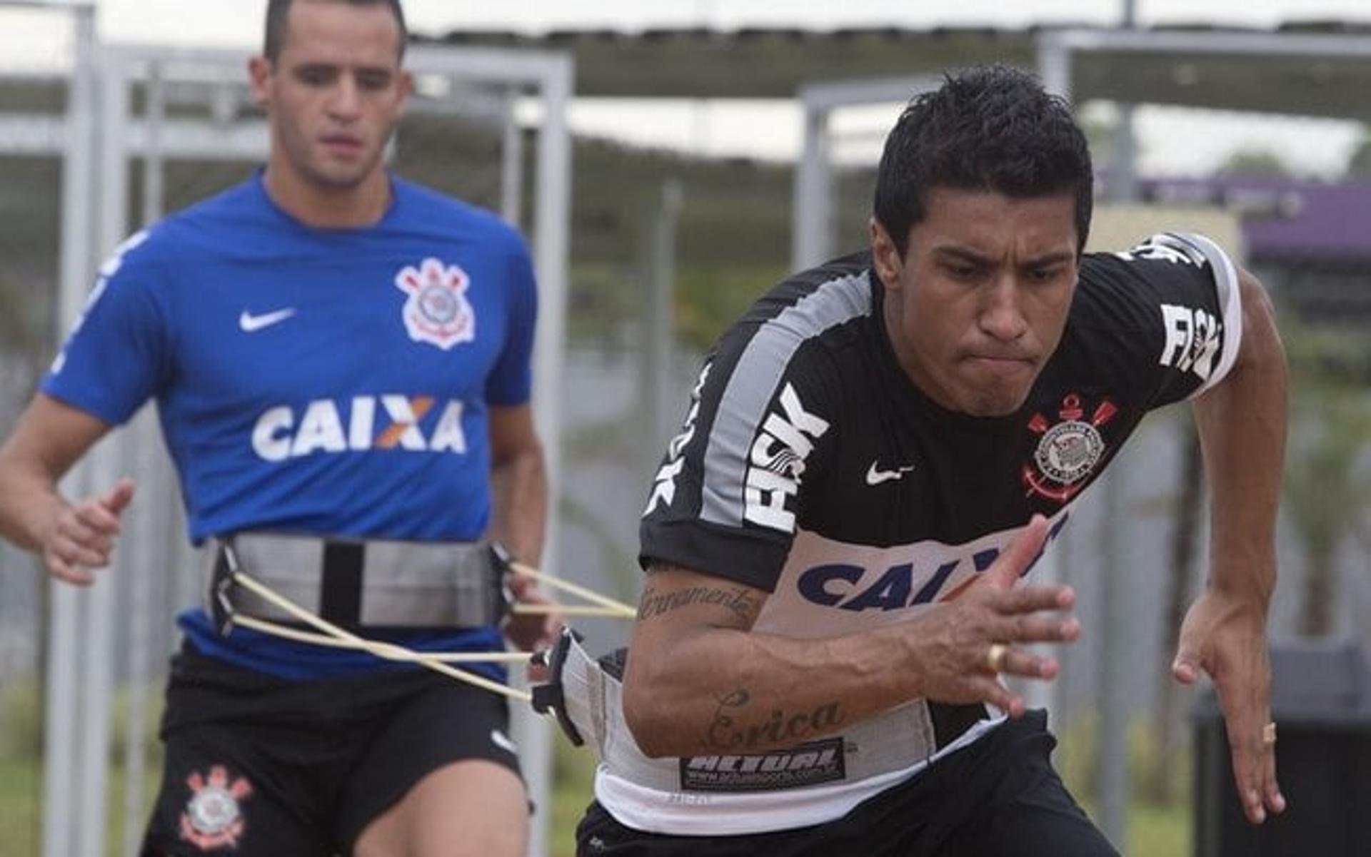 Paulinho e Renato Augusto