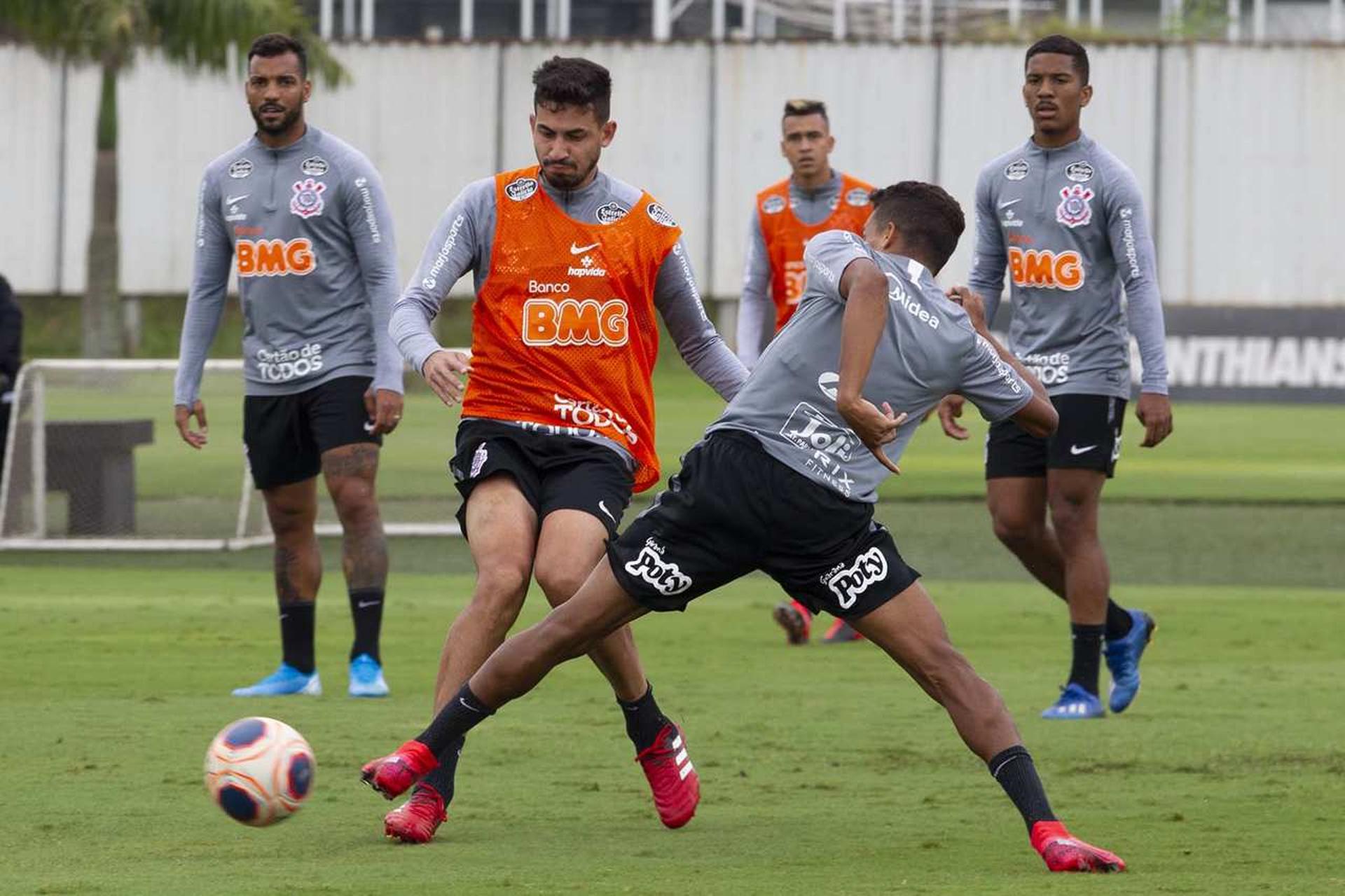 Davó (ao fundo) será uma das opções do técnico Tiago Nunes no banco de reservas