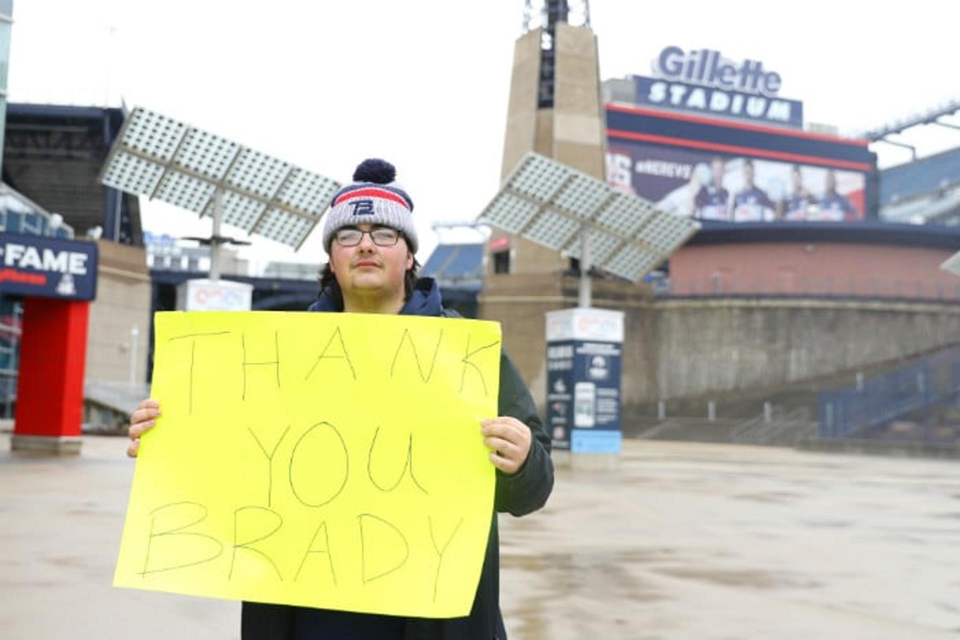 Fã segura faixa em agradecimento a Tom Brady (AFP)