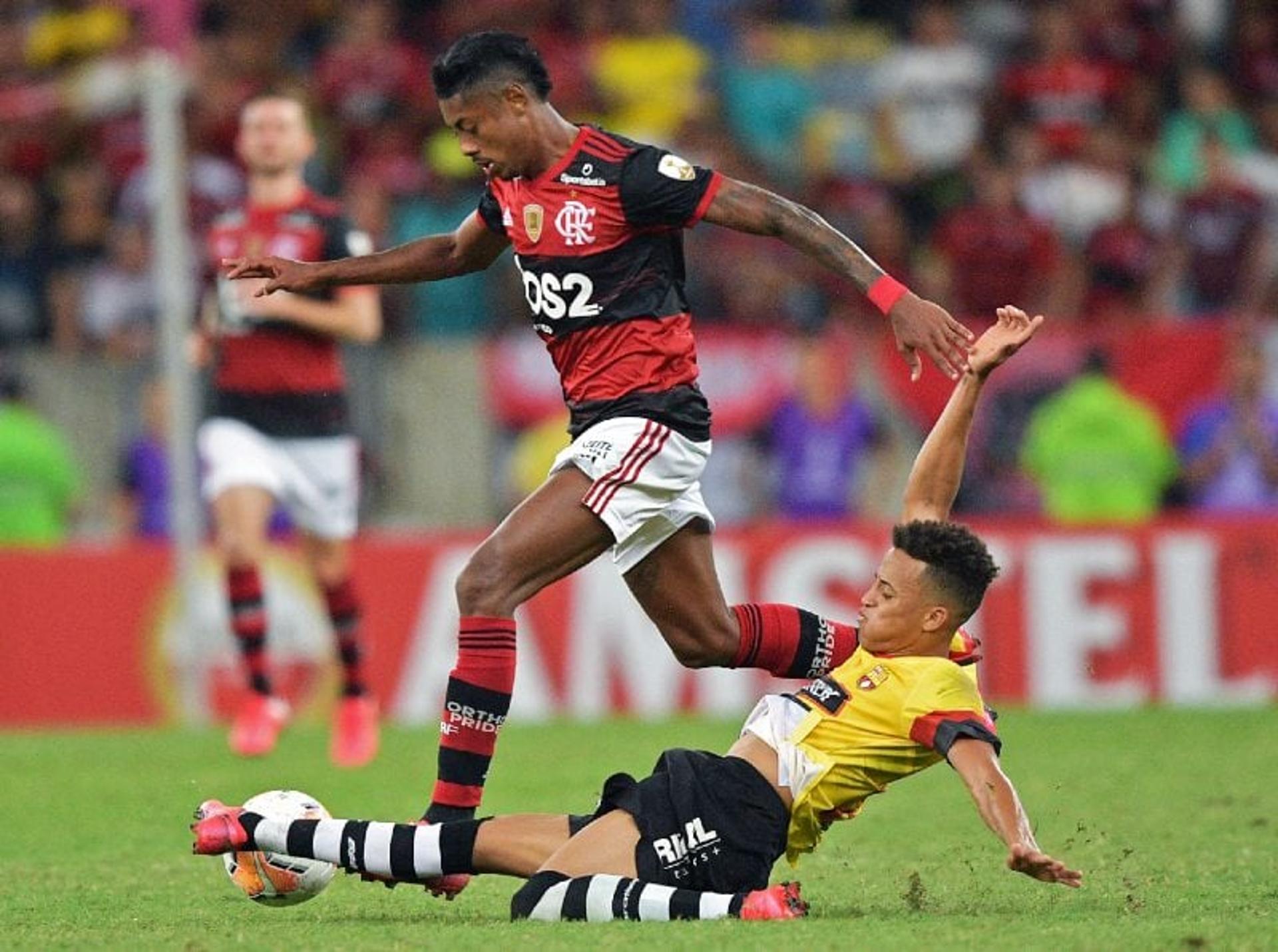 Bruno Henrique disputa a bola em partida do Flamengo na Libertadores