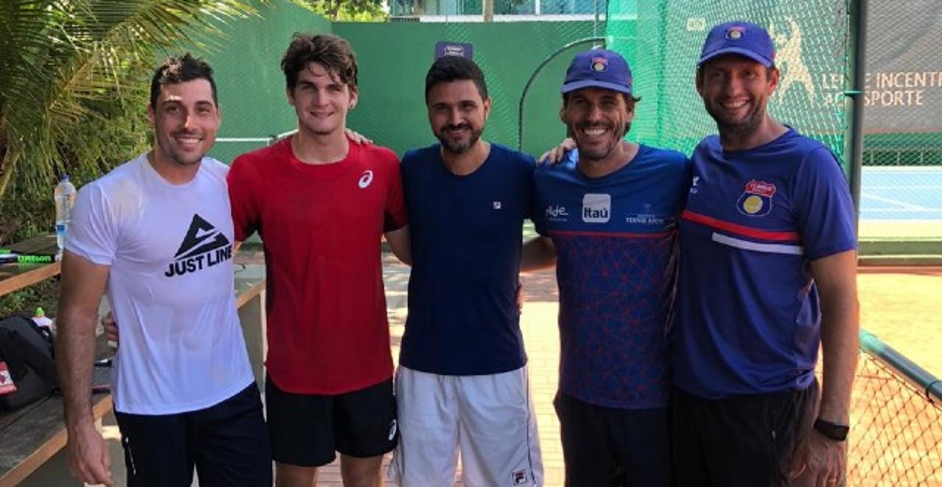 Thiago Wild em treino com sua equipe, Alex Matoso e João Zwetsch à direita