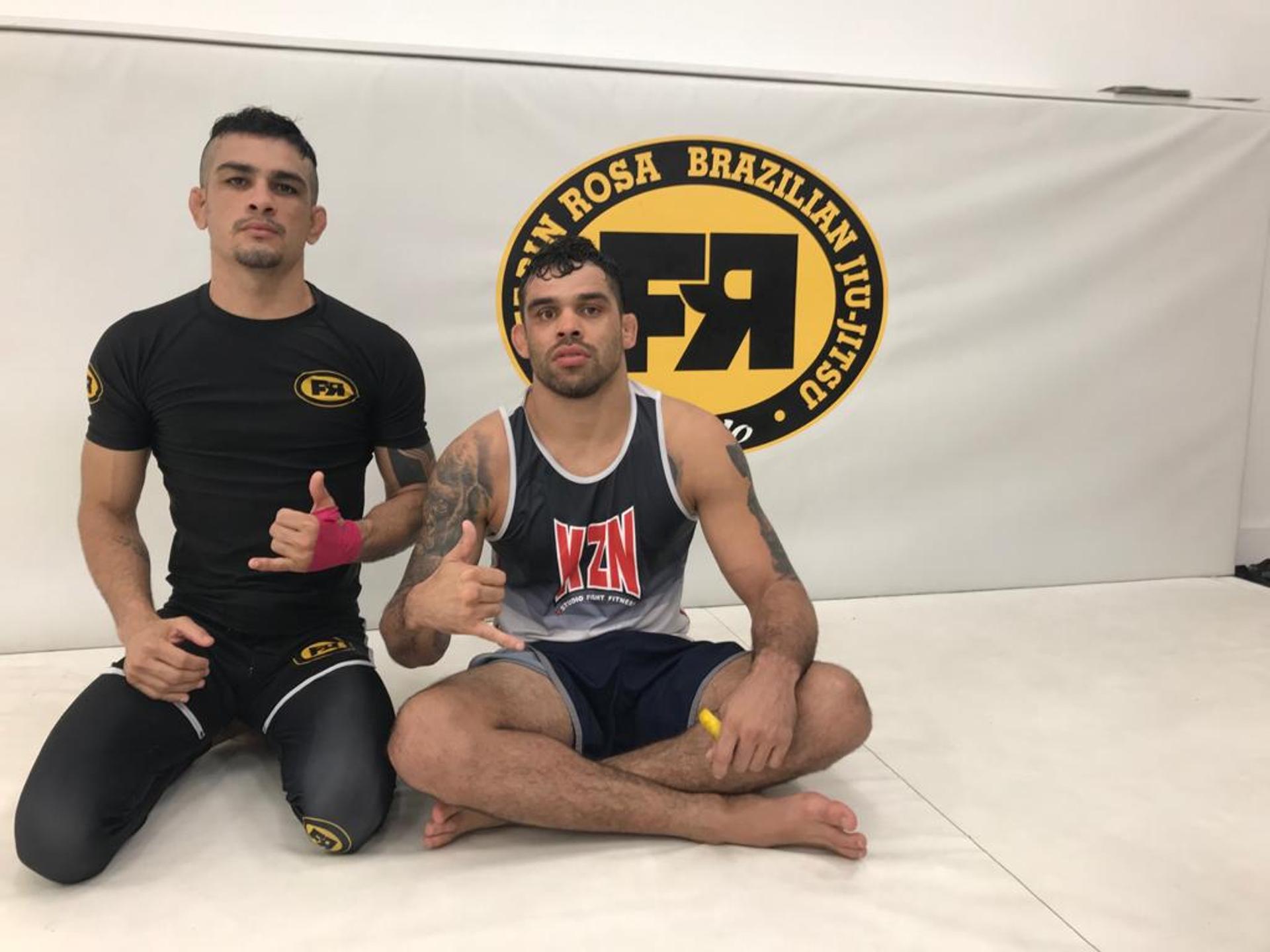 Henrique ao lado do ex-campeão do UFC Renan Barão nos Estados Unidos (Foto: Arquivo Pessoal)