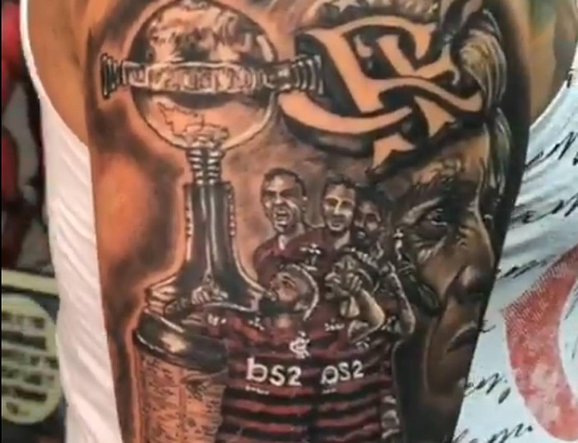 Torcedor tatua rosto de Jorge Jesus