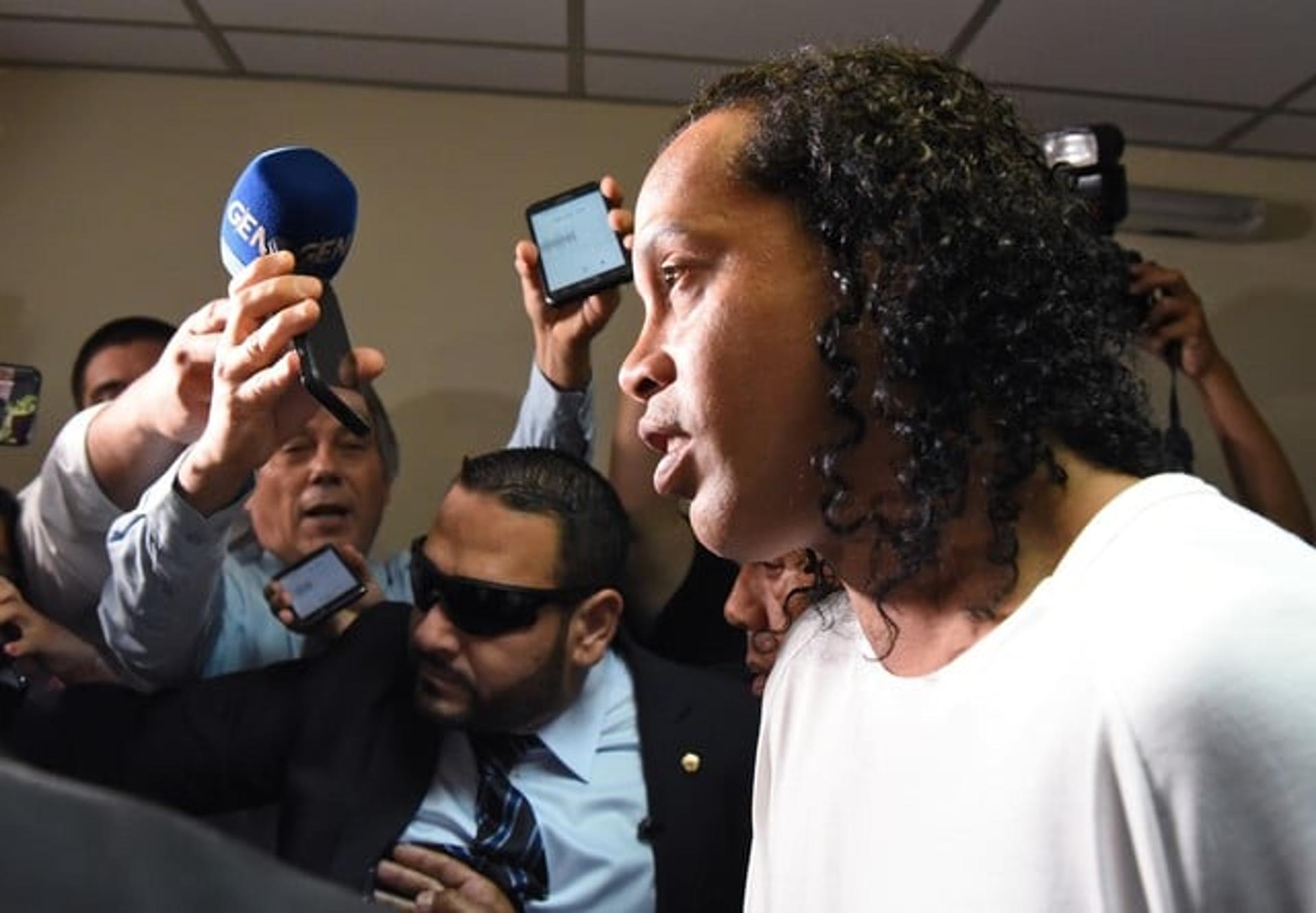 Ronaldinho Gaúcho a caminho de um depoimento no Paraguai