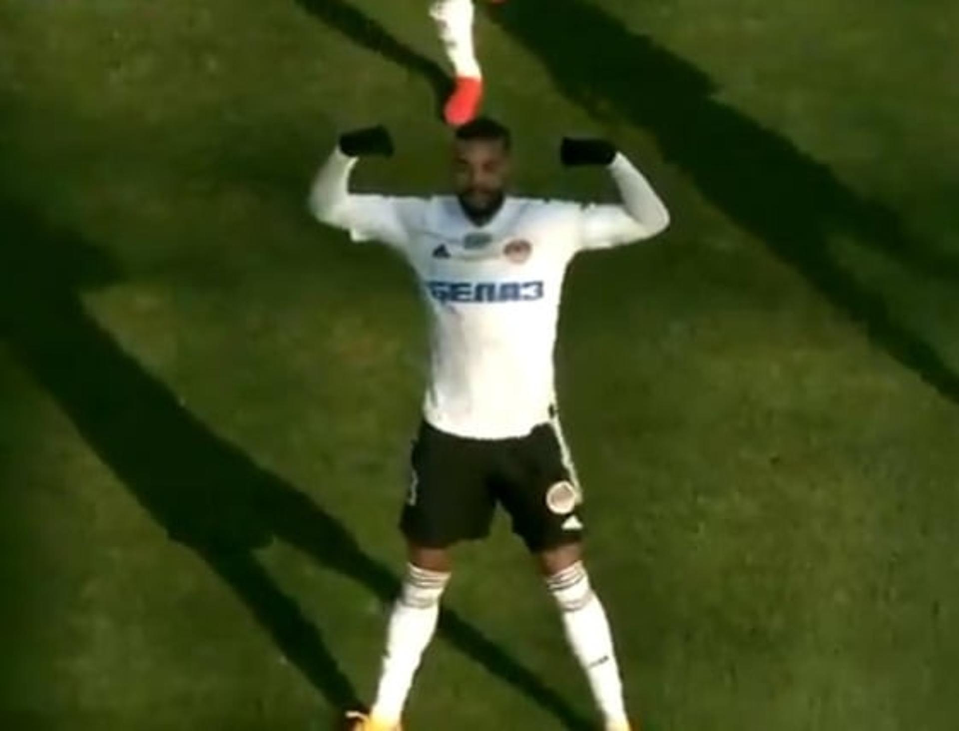 Gabriel Ramos comemora seu gol pelo Torpedo-Belaz Zhodino