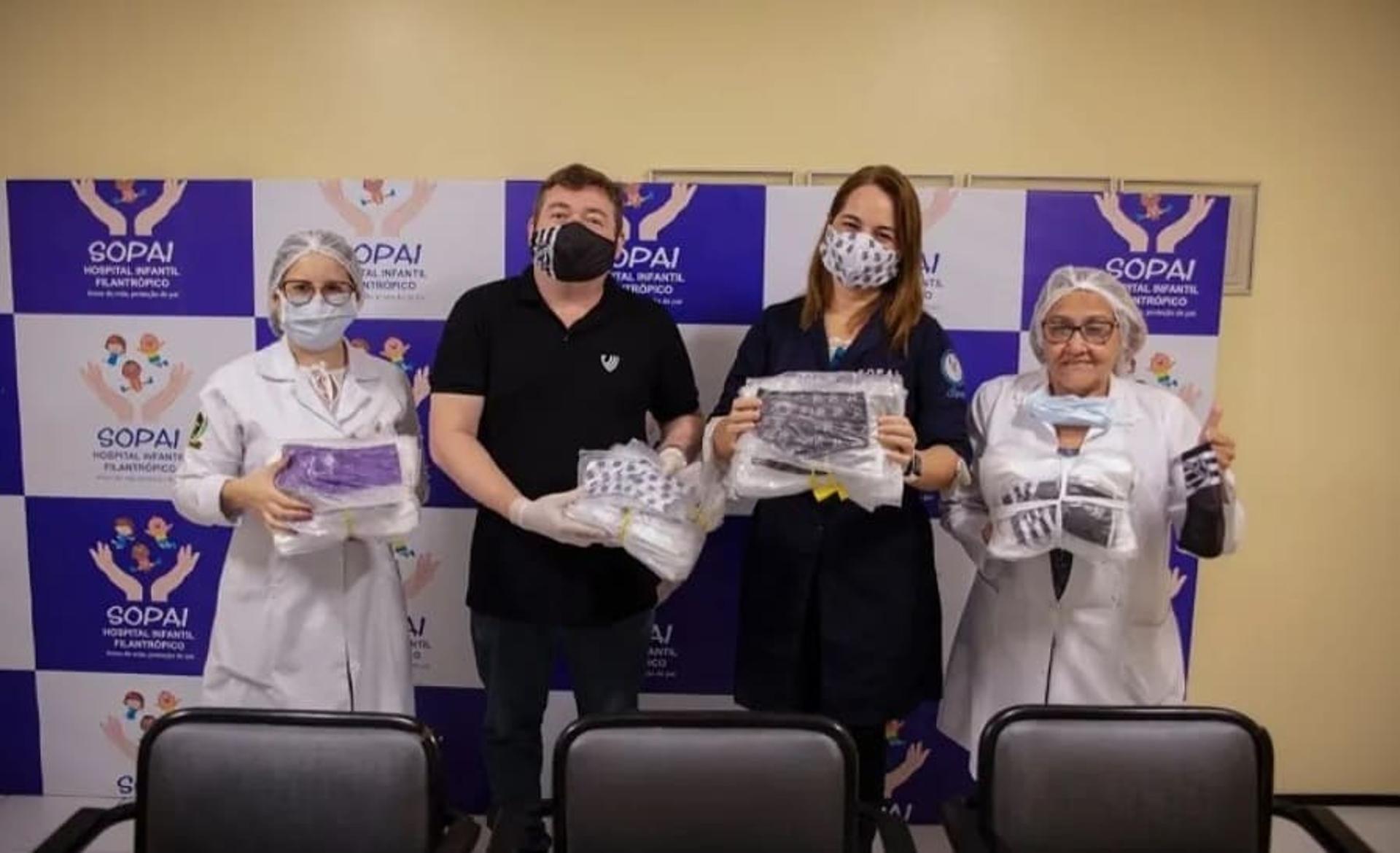 Entrega de máscaras personalizadas do Ceará no hospital SOPAI