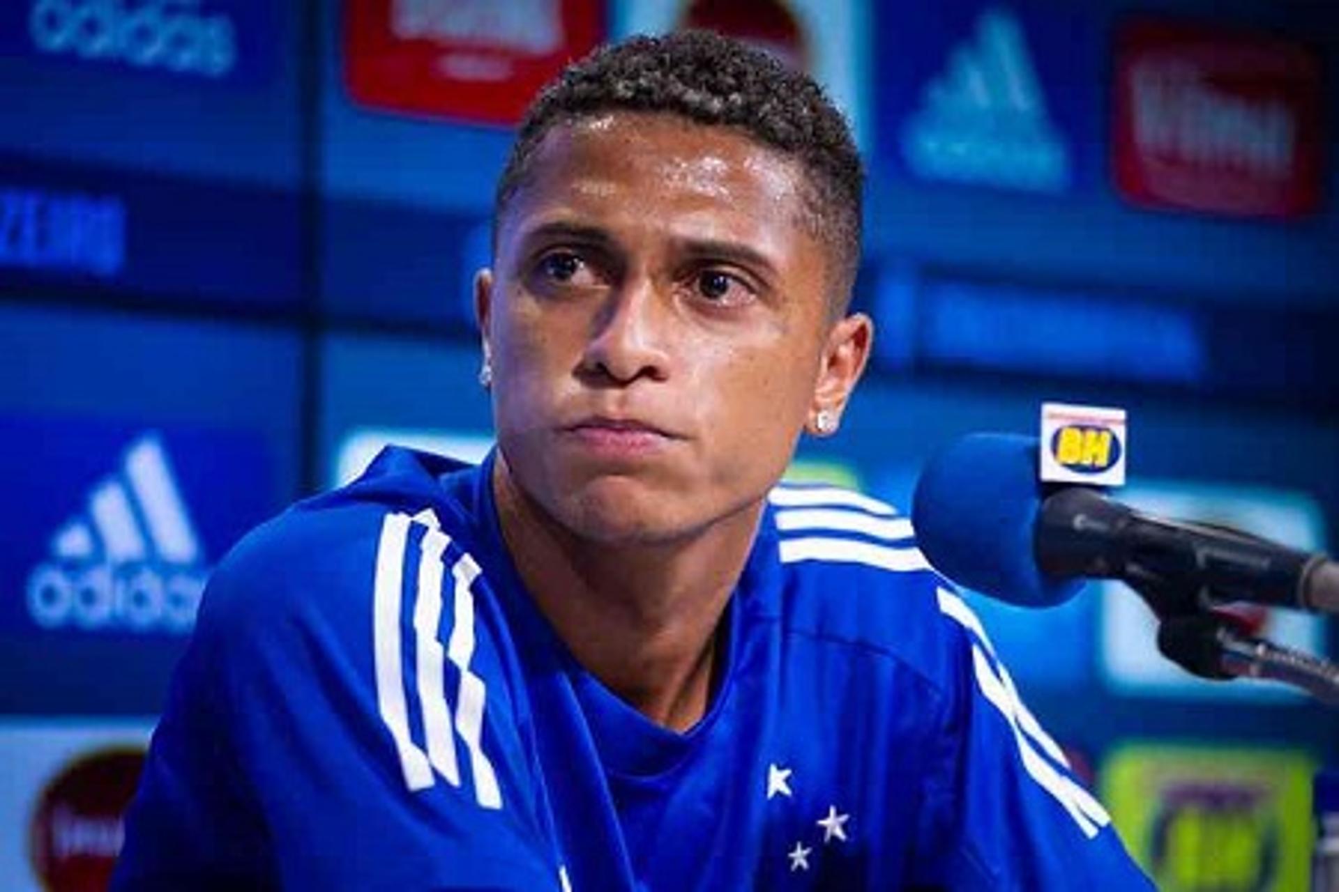 Rafael Santos fez seis jogos ao todo pelo Cruzeiro, mas ainda é considerado instável para assumir a titularidade na posição