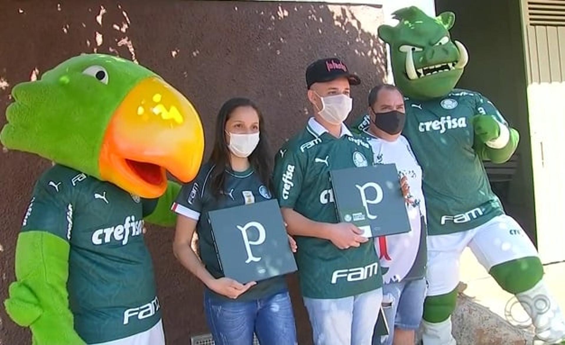 Palmeiras presenteia pai de gêmeos que perderam a mãe por COVID