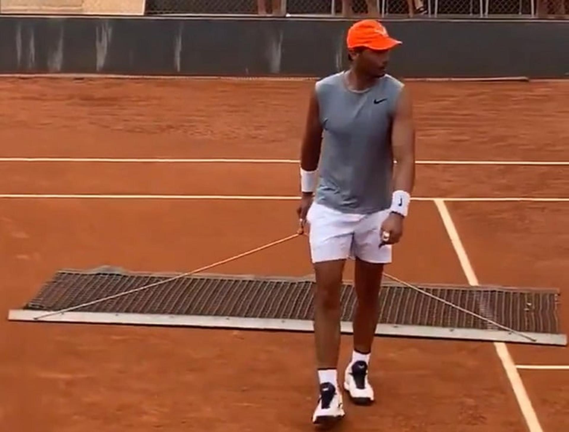 Nadal limpa quadra após treino