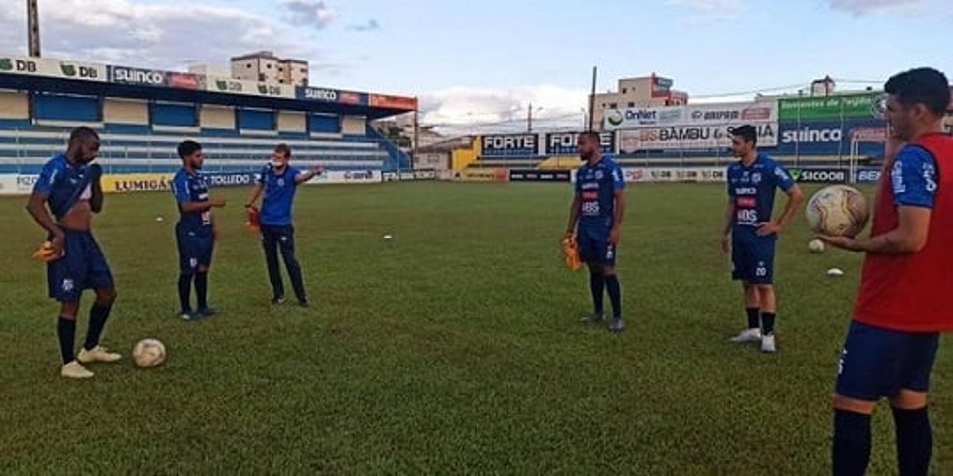 Johnatan Alemão, ao fundo dando instruções, comandou a URT contra o Cruzeiro e dois dias depois teve confirmado o diagnóstico da Covid-19