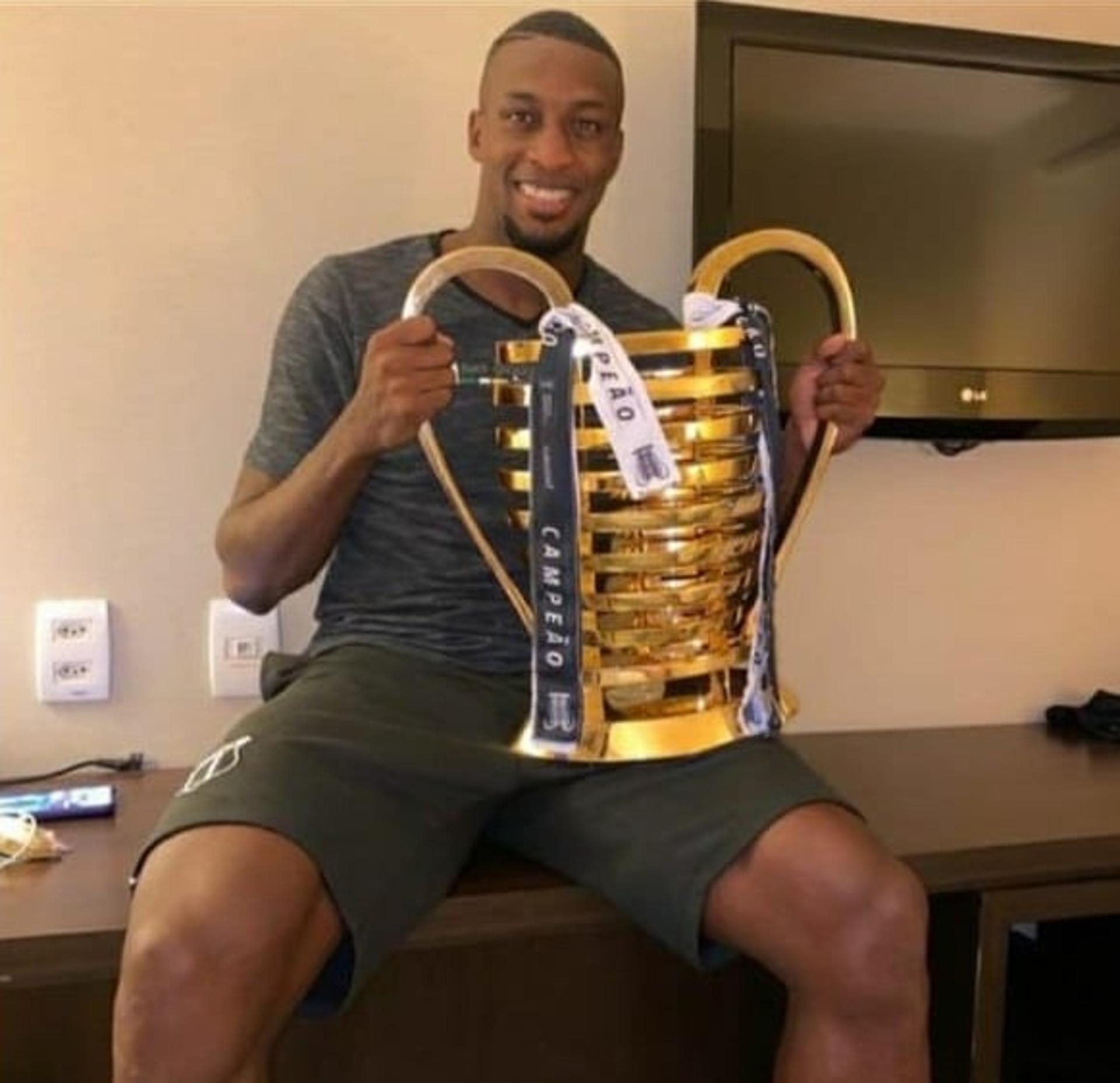 William Oliveira com a taça da Copa do Nordeste