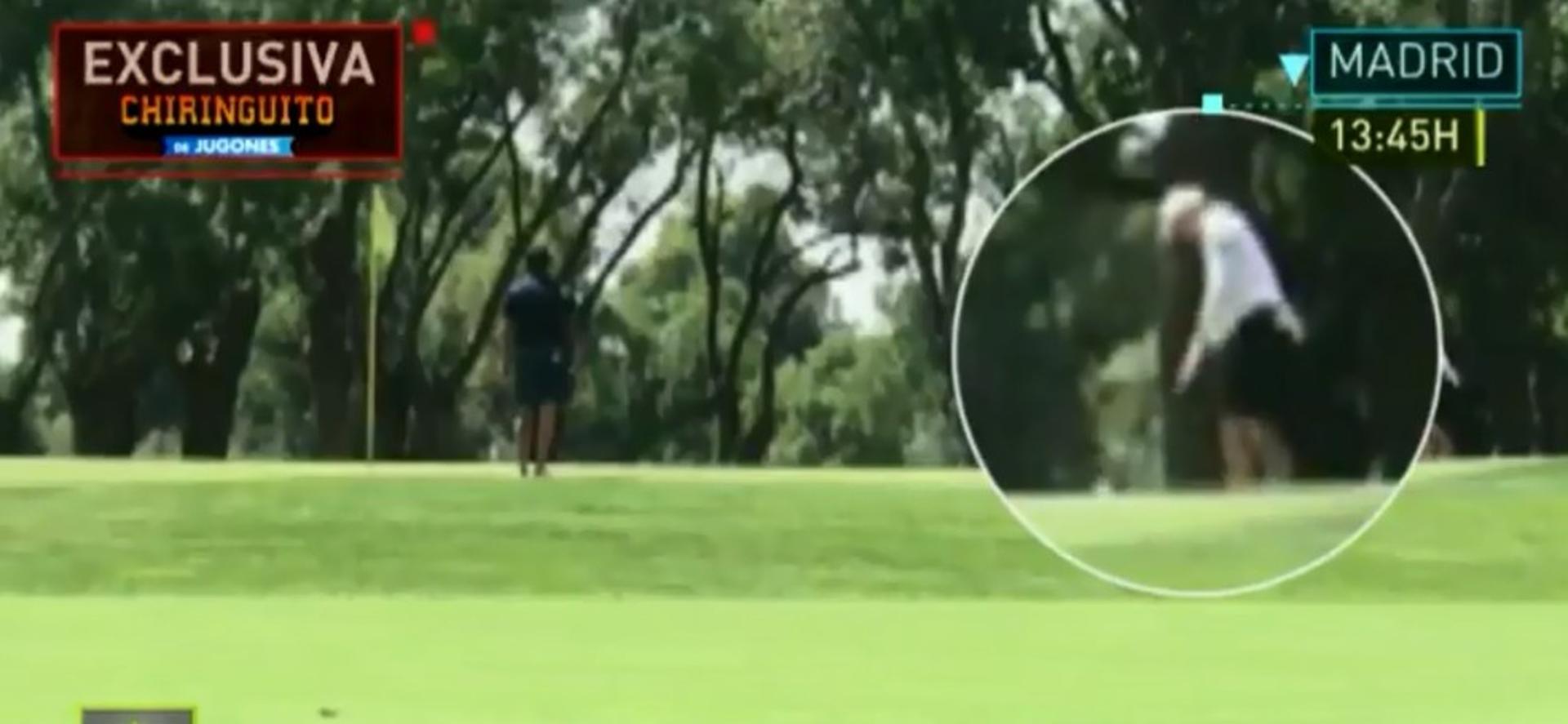 Bale jogando golf