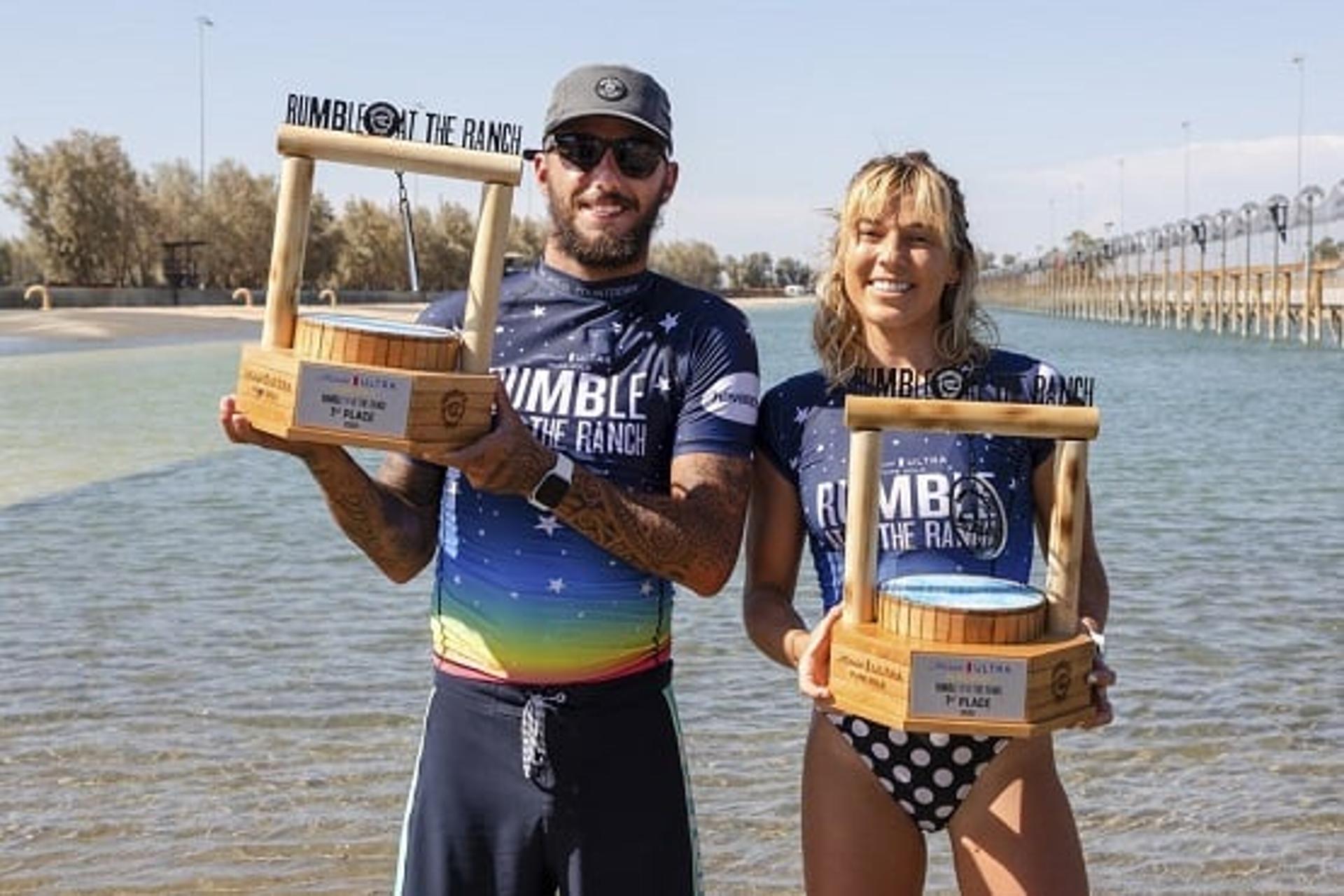 Filipe Toledo comemorou o título ao lado da havaiana Coco Ho (Foto: Lawrence/WSL)