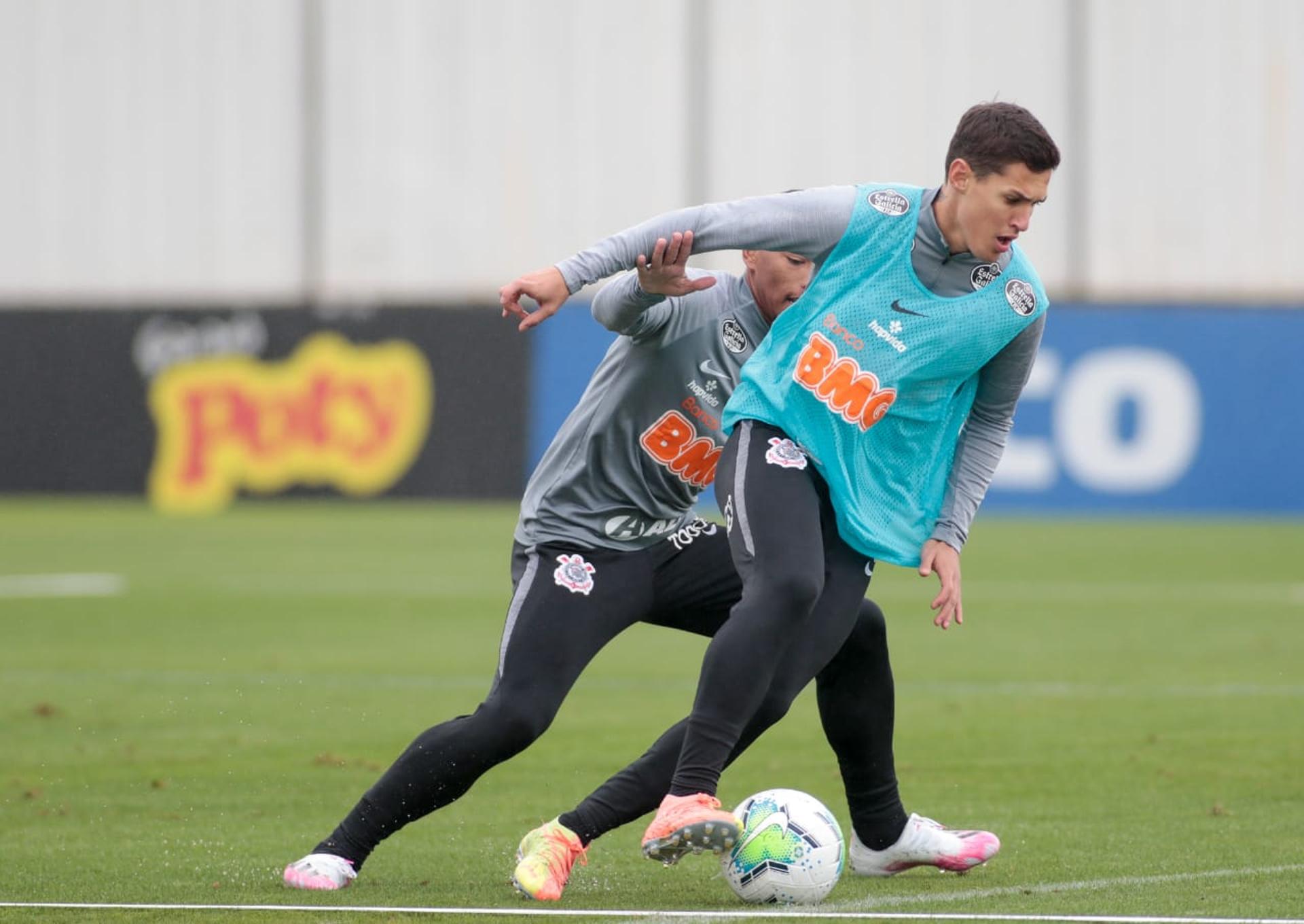 Mateus Vital no treino do Corinthians