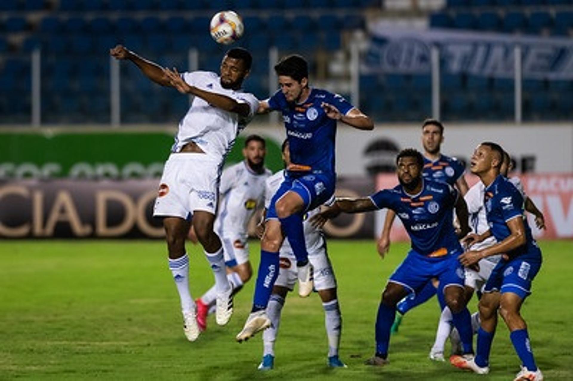 A Raposa teve dificuldades em jogar no gramado ruim do Estádio Batistão, em Aracaju