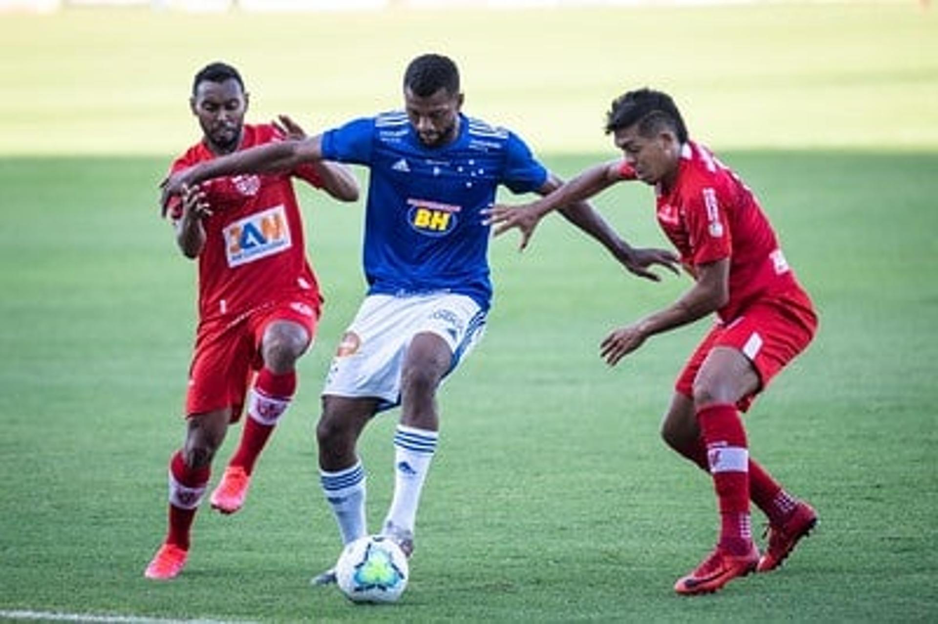 Com domínio estéril, tendo muita posse de bola, o Cruzeiro não conseguia vencer a defesa do CRB