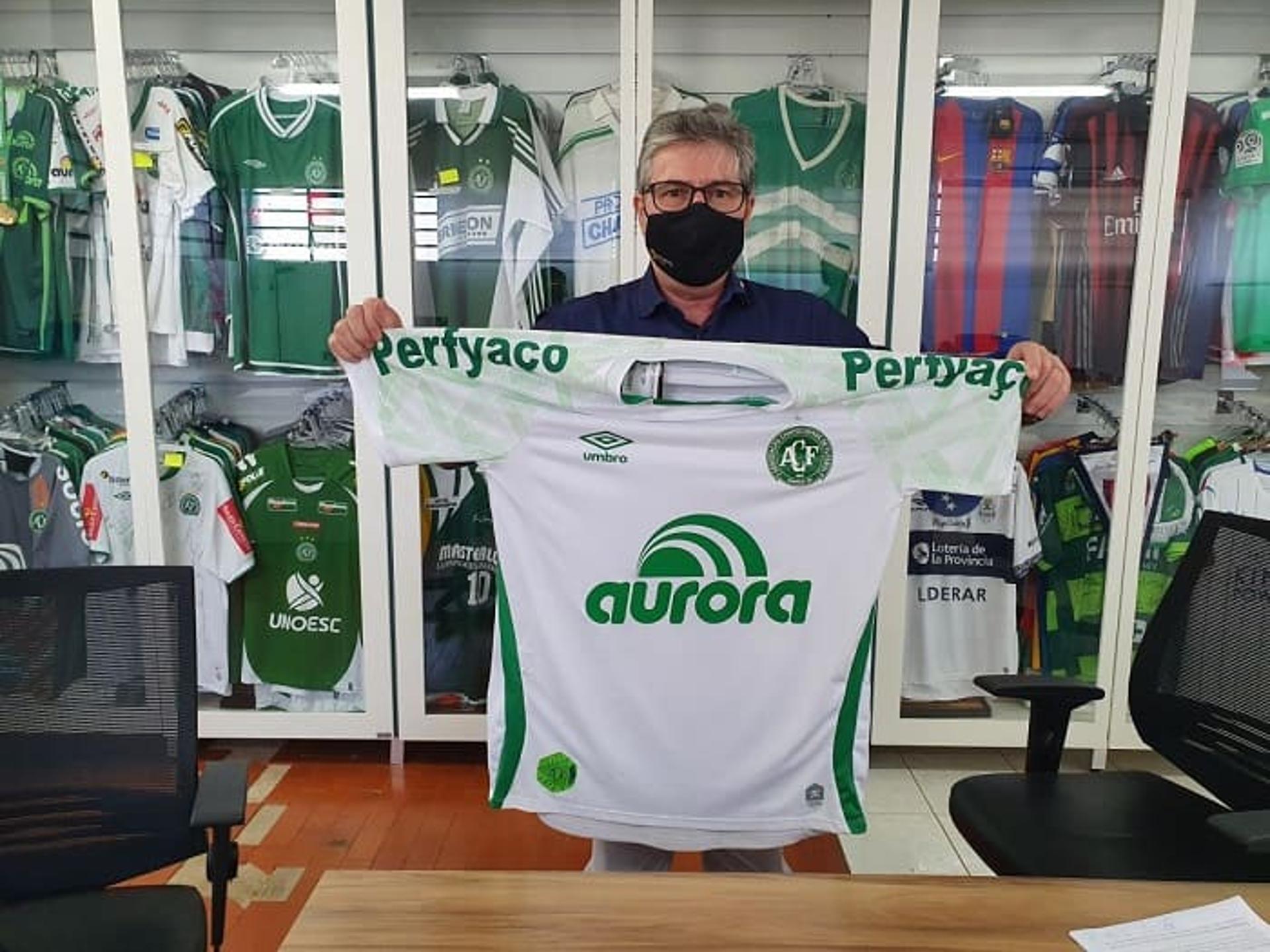 Fernandes Andretta, proprietário da Perfyaço, com a camisa da Chapecoense tendo novo patrocínio