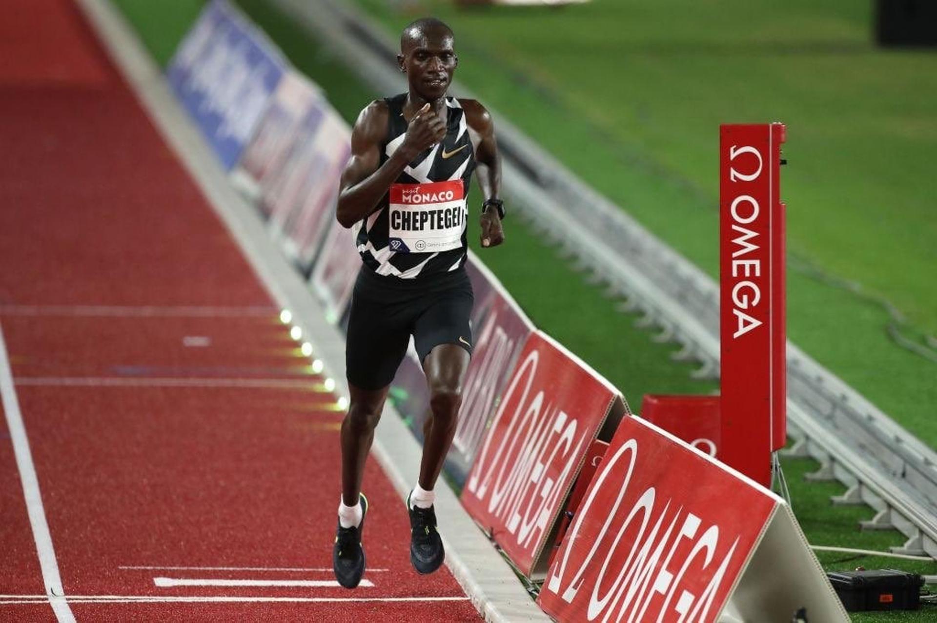 Ugandense Joshua Cheptegei vai tentar quebrar o recorde mundial nos 10.000m em outubro. (World Athletics/Divulgação)