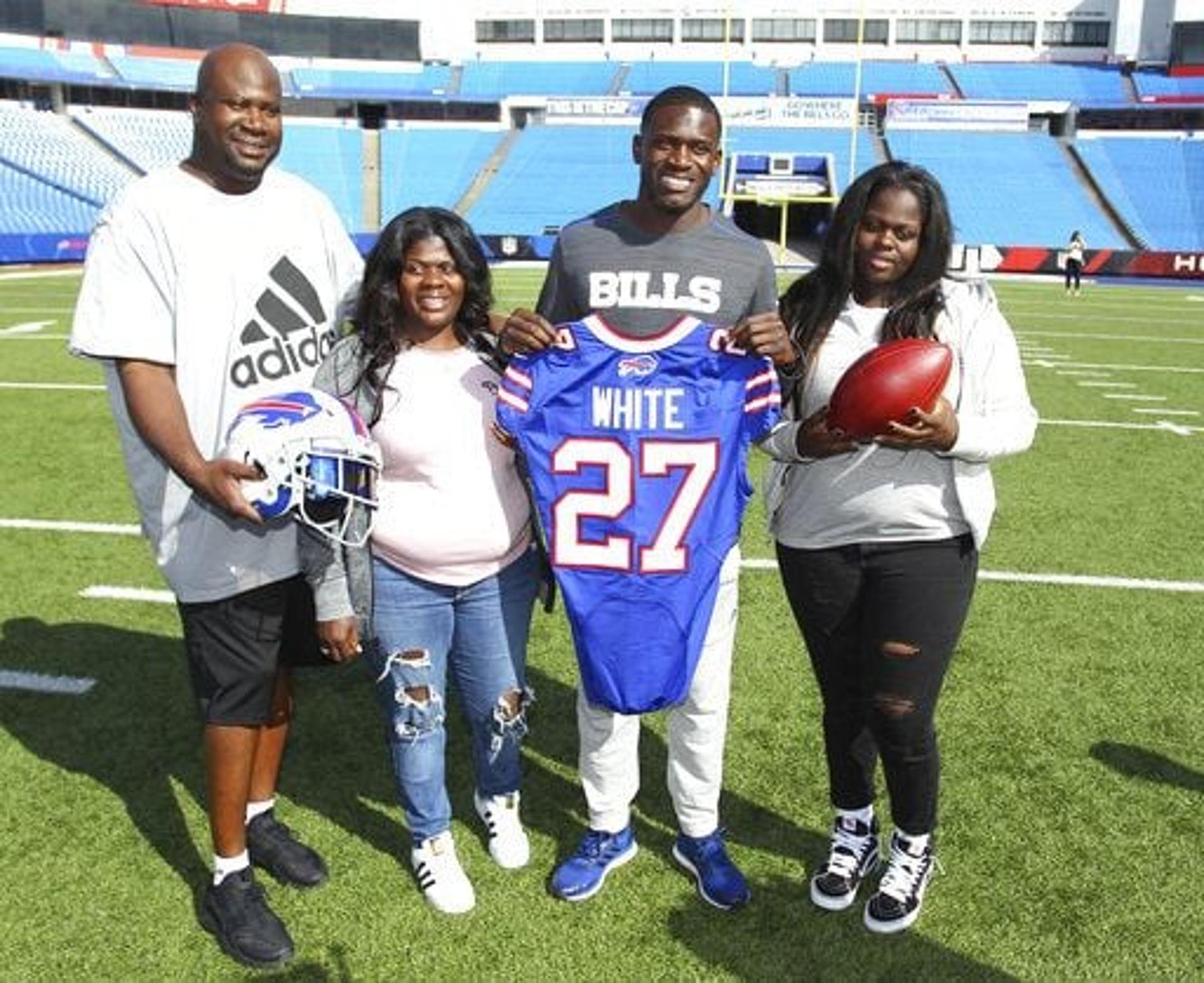 Tre'Davious White sempre prezou a família