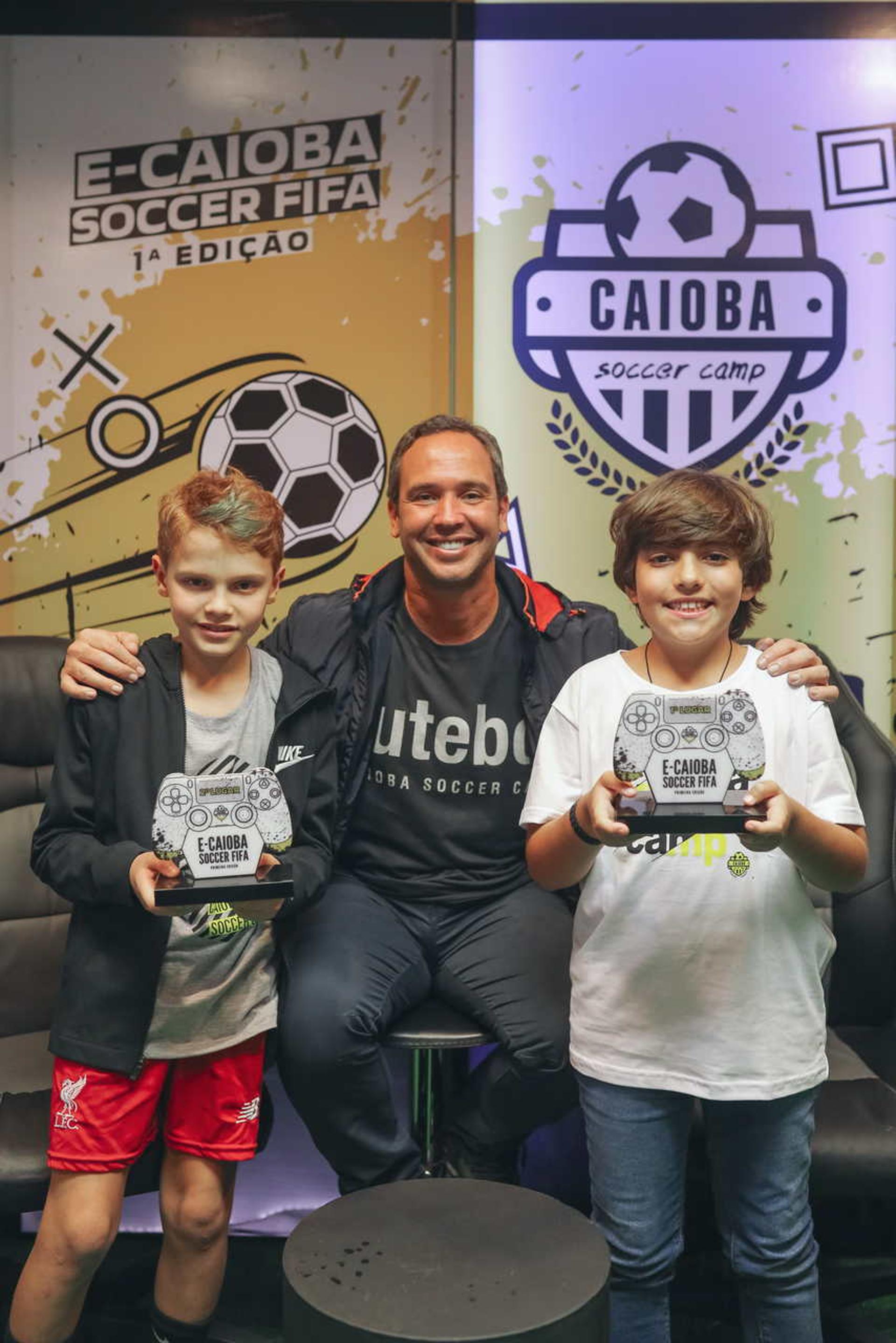 Lucas da Siva, Caio Ribeiro e Victor Dotti na final do 1º torneio de game E-Caioba Soccer Fifa 20