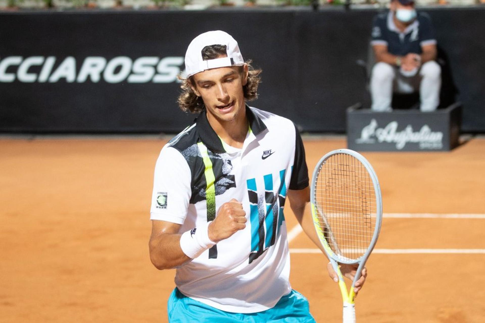 Lorenzo Musetti celebra ponto em vitória sobre Kei Nishikori em Roma