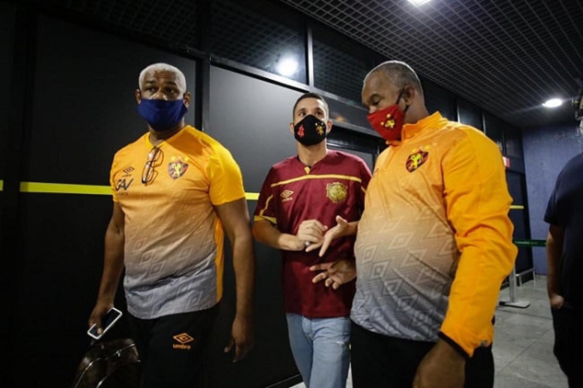 Thiago Neves vestiu a camisa do Sport já no aeroporto em Recife