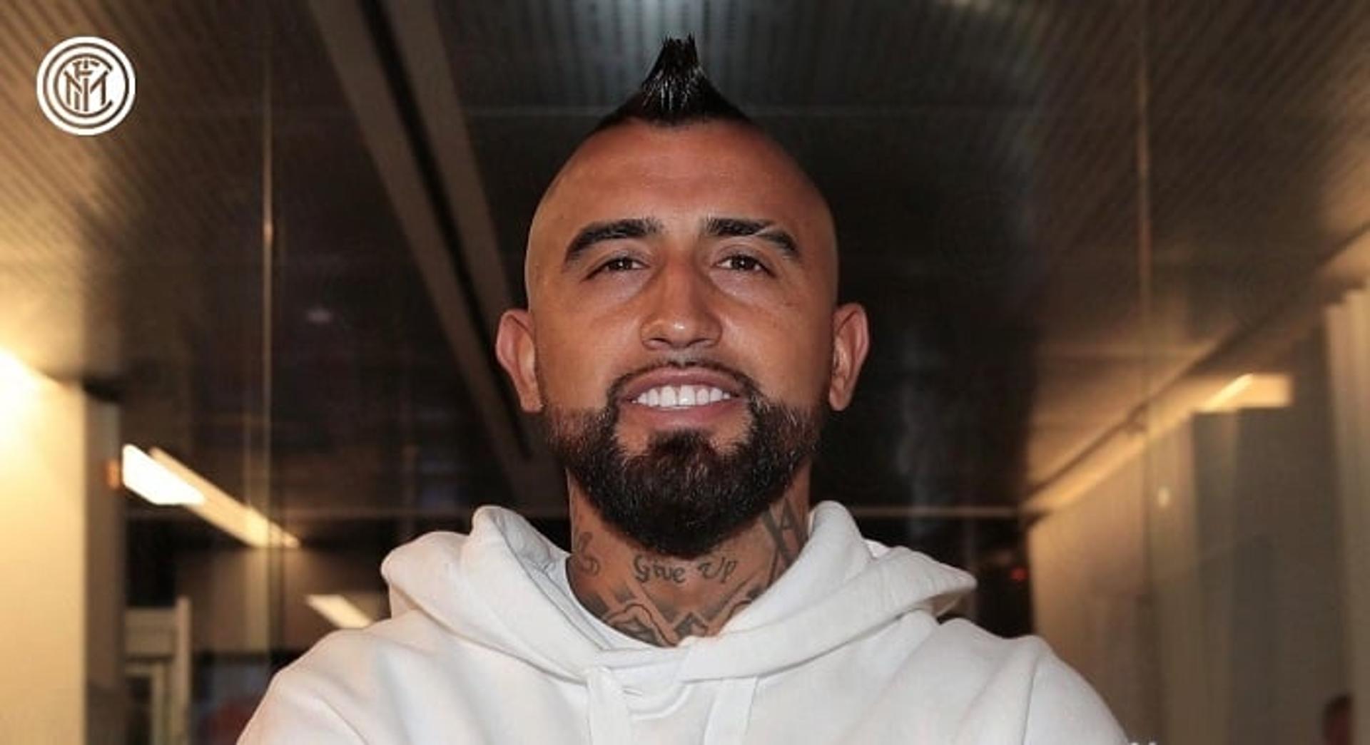 Arturo Vidal chega a Milão para assinar com a Inter