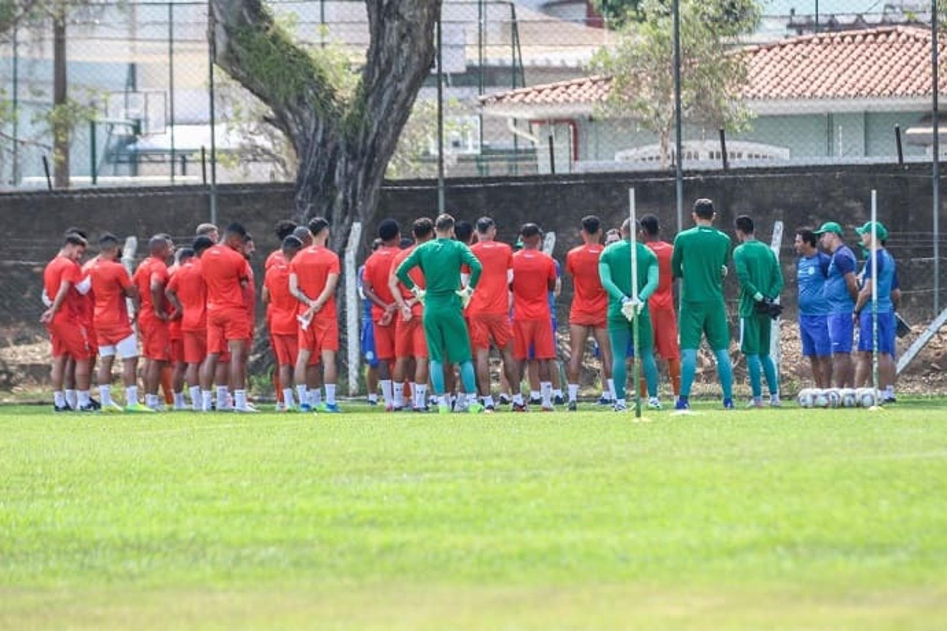 Elenco do Guarani reunido em treinamento