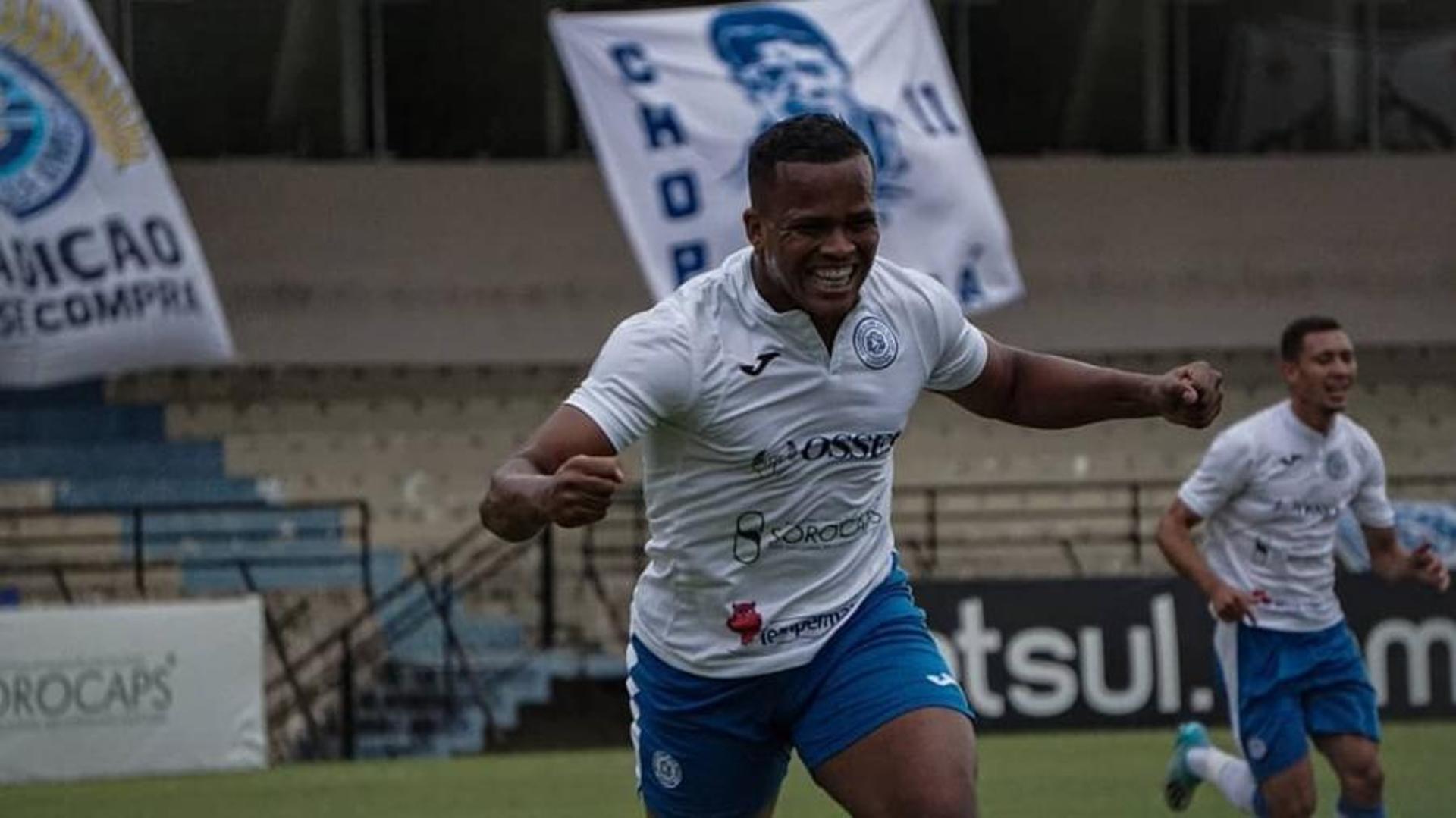 Atacante Bambam fez o segundo gol do São Bento contra o São Bernardo no primeiro jogo da semifinal da A2