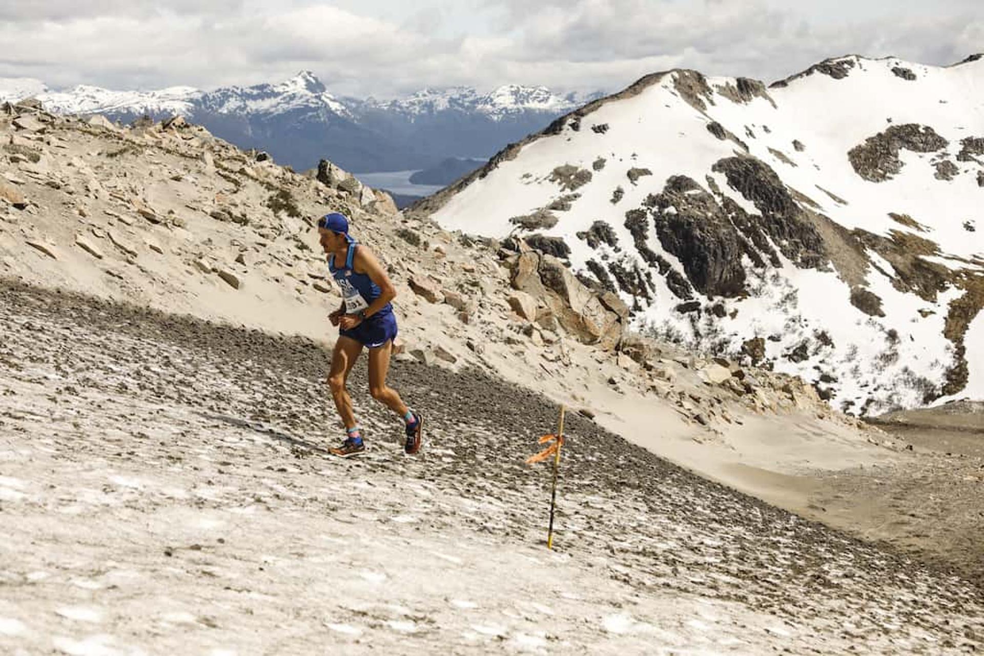 Campeão do K42 Argentina de 2019, o americano Jim Walmsley corre no Cerro Bayo. (Divulgação)