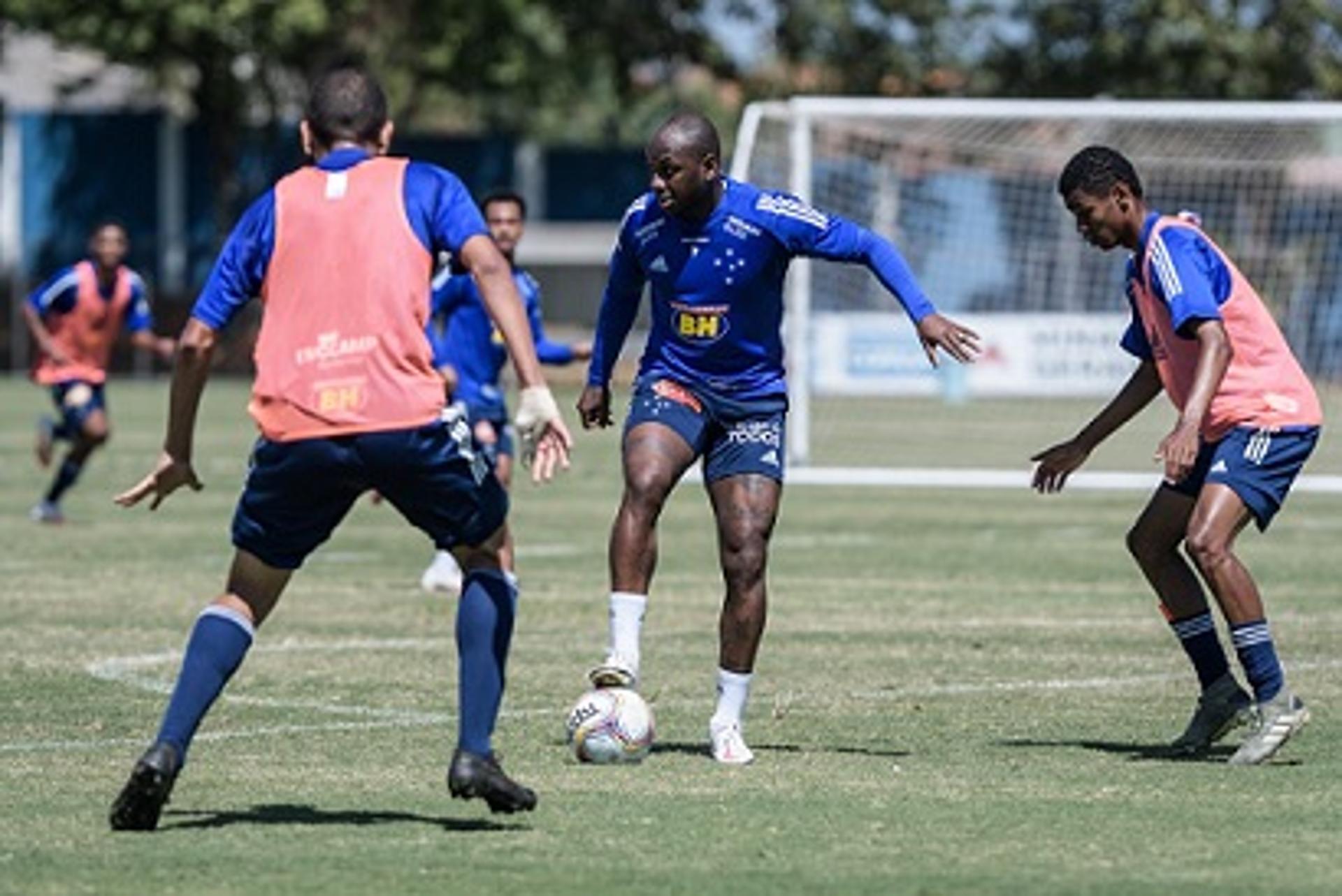 Sassá voltou a treinar com a Raposa e já está liberado para jogar na Série B