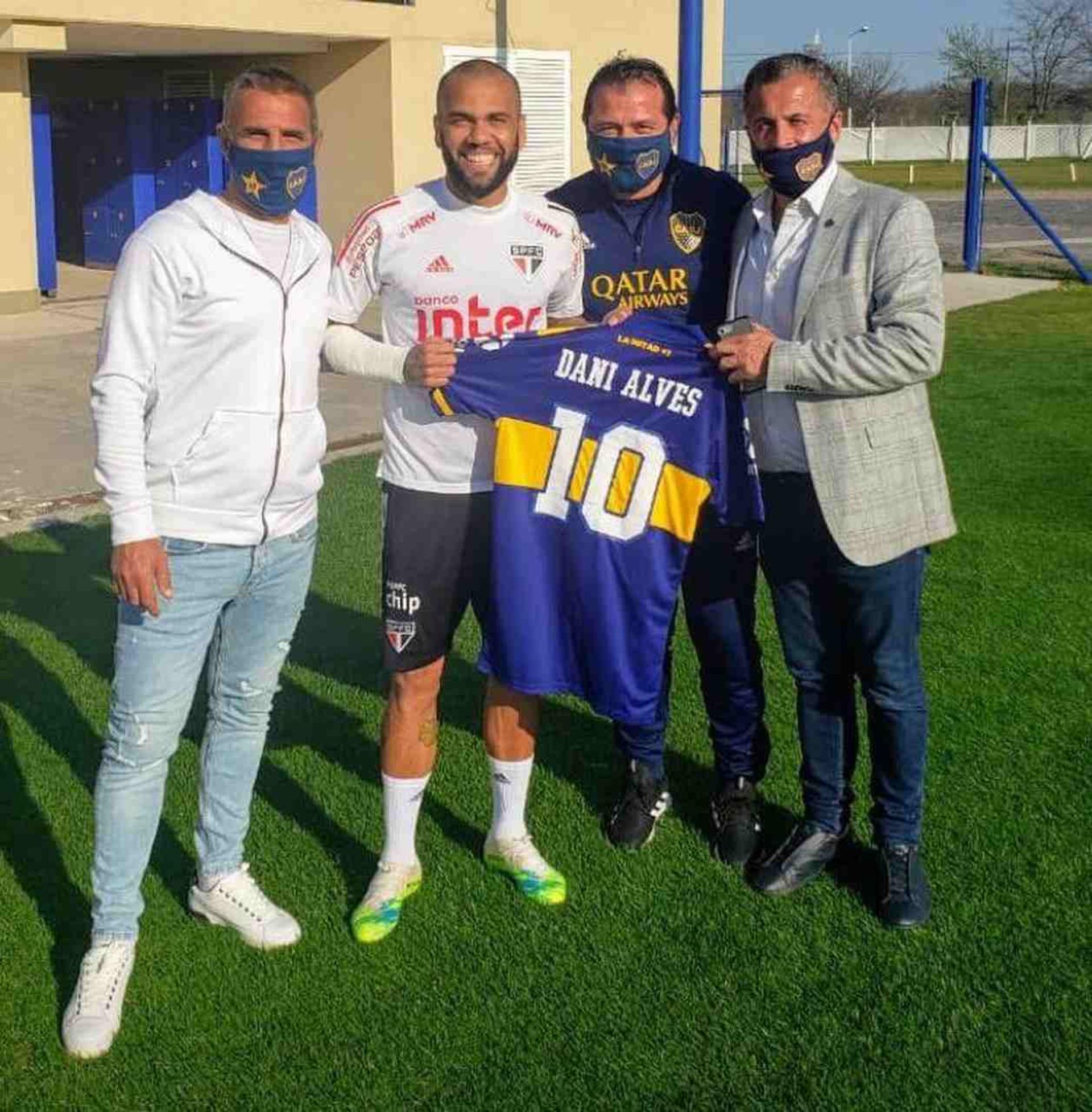 Daniel Alves foi homenageado pela diretoria do Boca Juniors