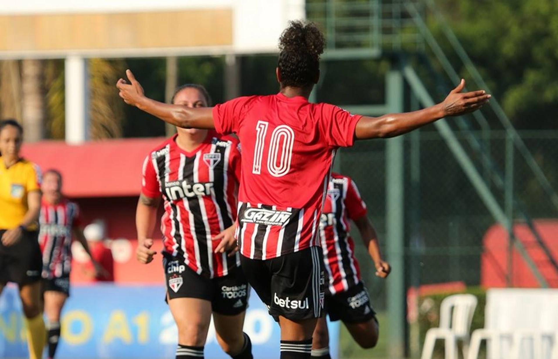 Jogadoras do Tricolor comemoram o gol marcado por Duda