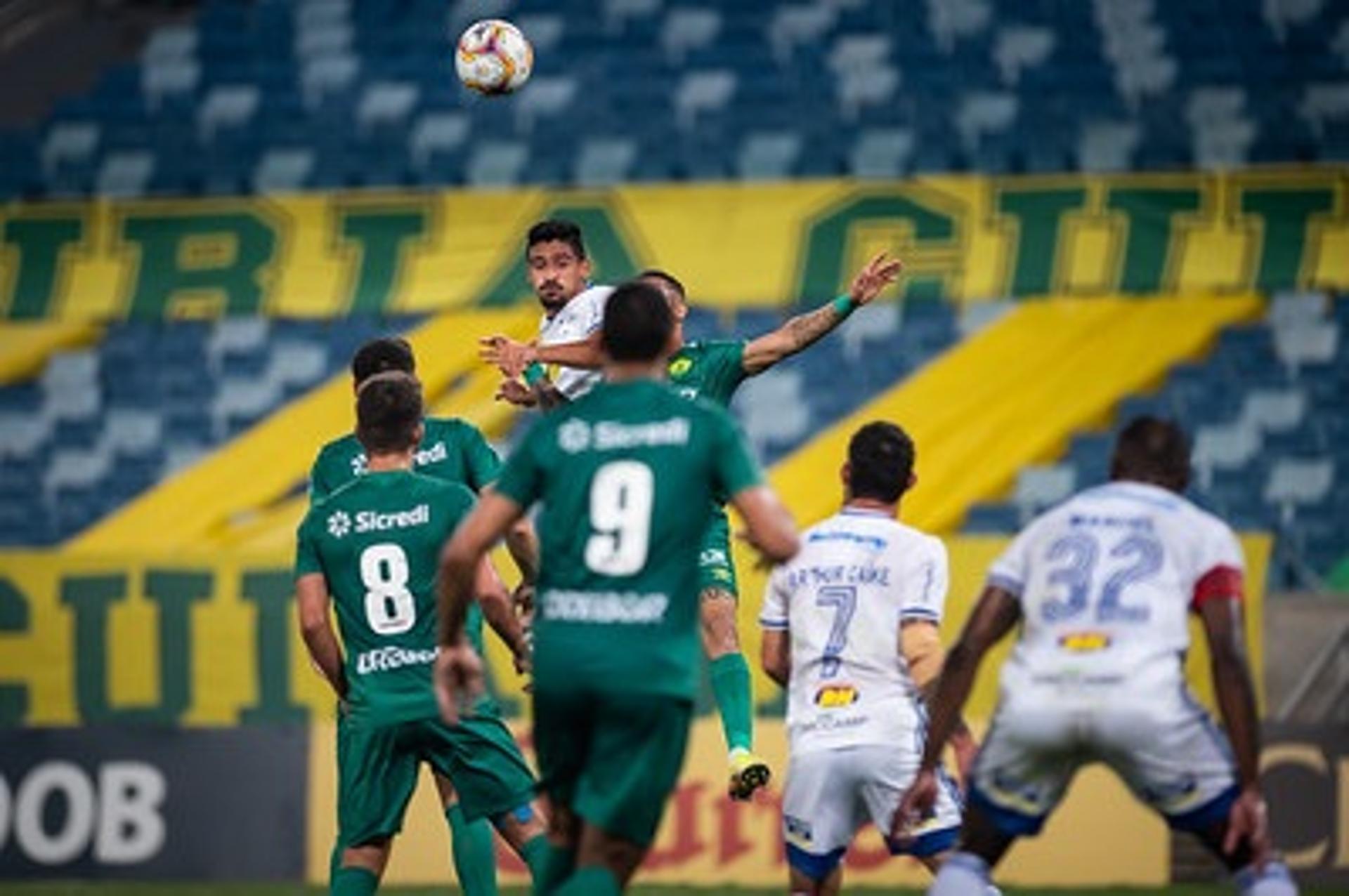 Apesar do jogo ter sido à noite, o forte calor e a baixa umidade do ar na  capital do Mato Grosso prejudicaram a qualidade do jogo de Cruzeiro e Cuiabá