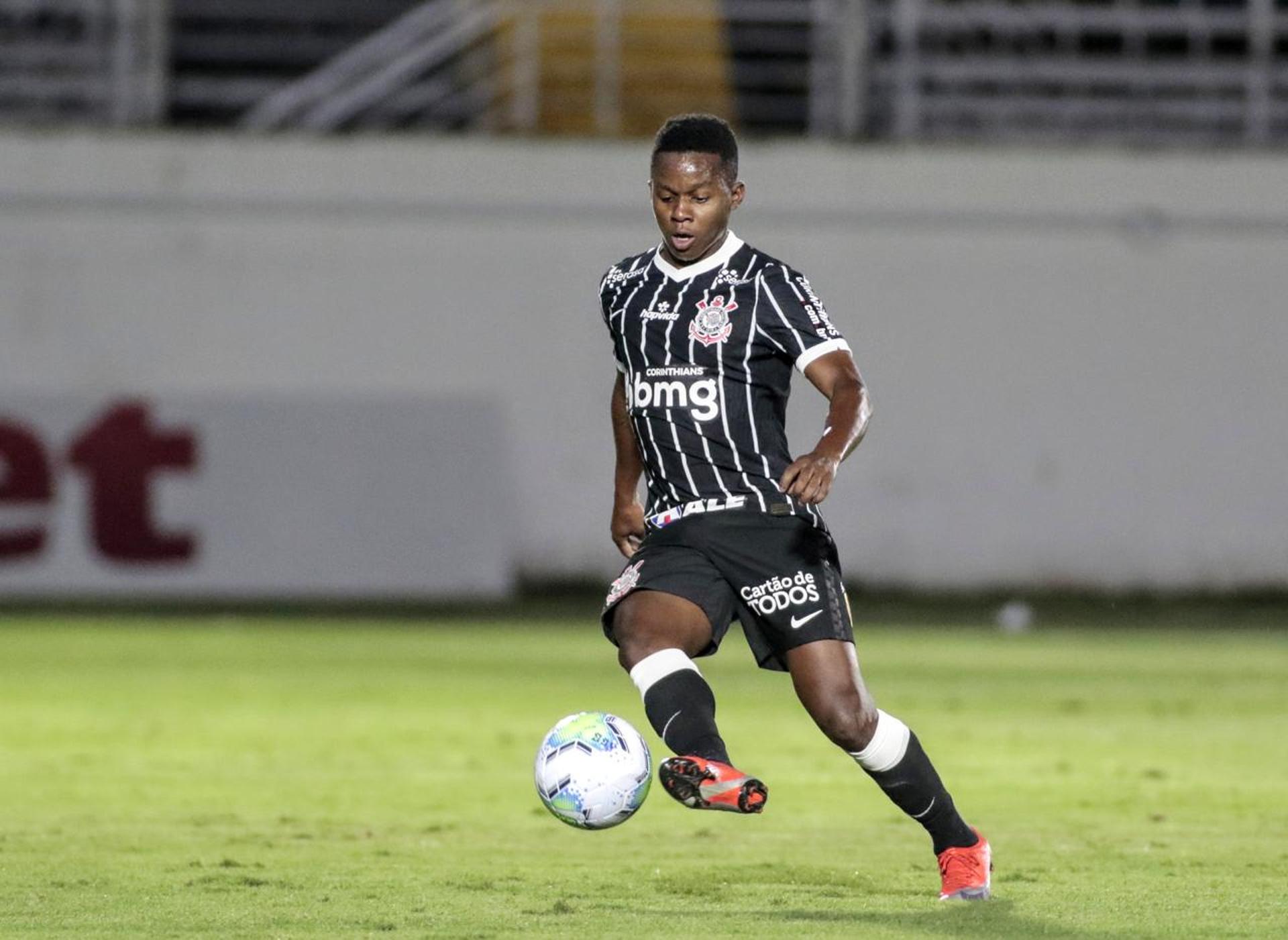 Cazares disputa vaga no meio de campo do Corinthians com Otero e Luan