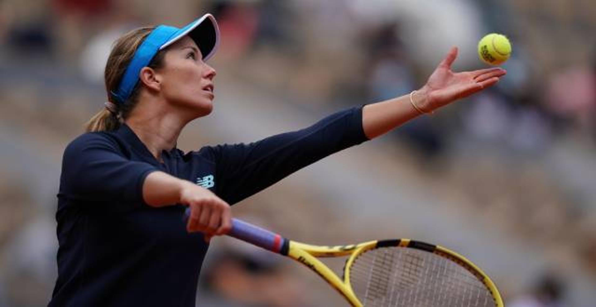 Danielle Colins saca diante de Sofia Kenin em Roland Garros